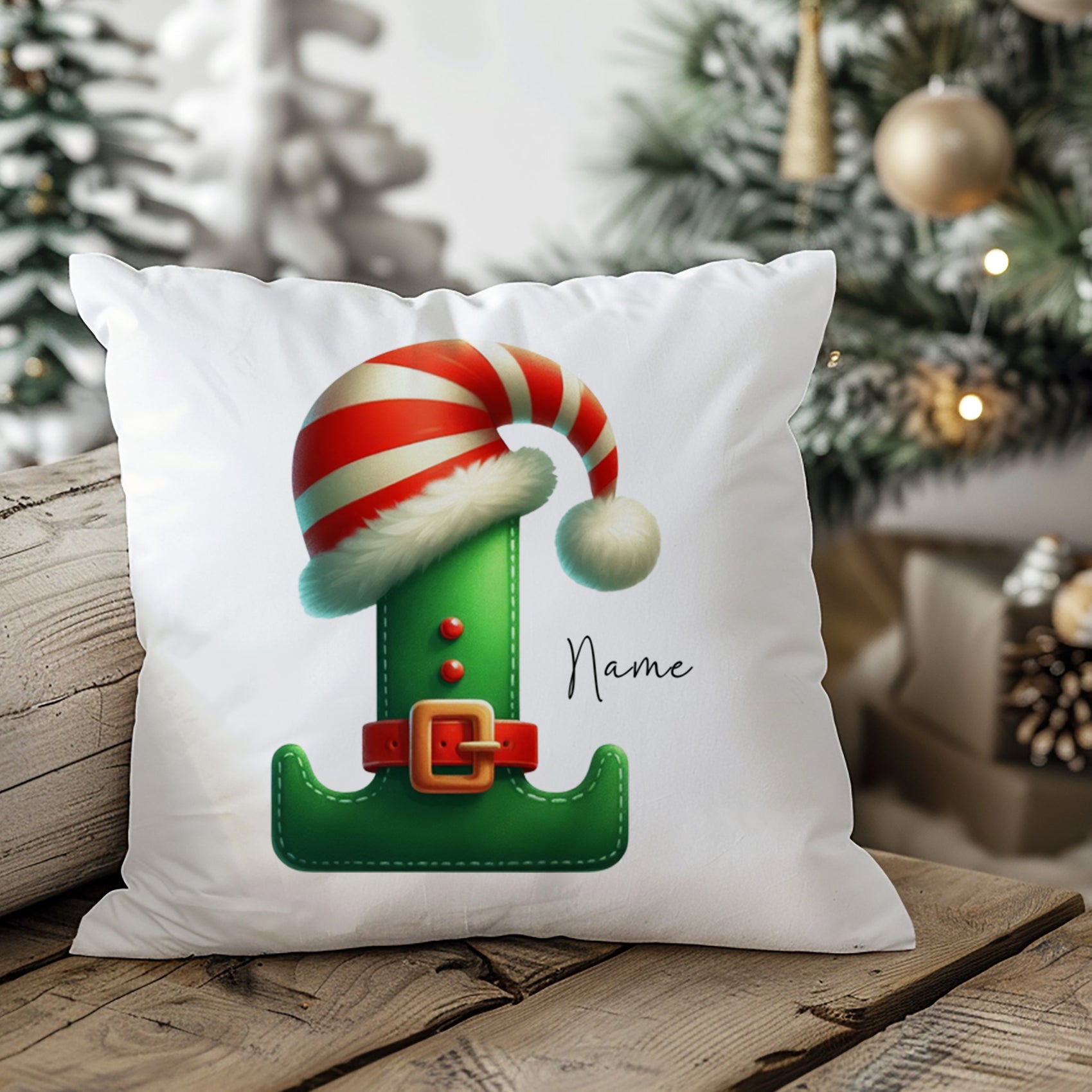 Grüner Kissenbezug mit Weihnachtsmann-Hut und personalisierbarem Namen.
