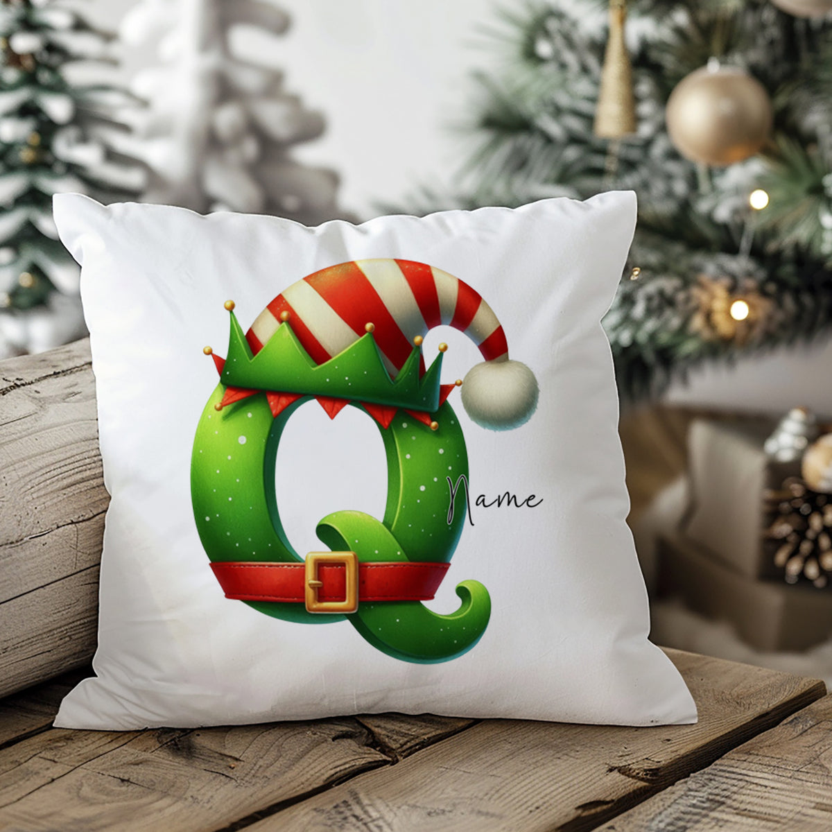 Kissen mit grüner Weihnachtsfigur und personalisiertem Namen.