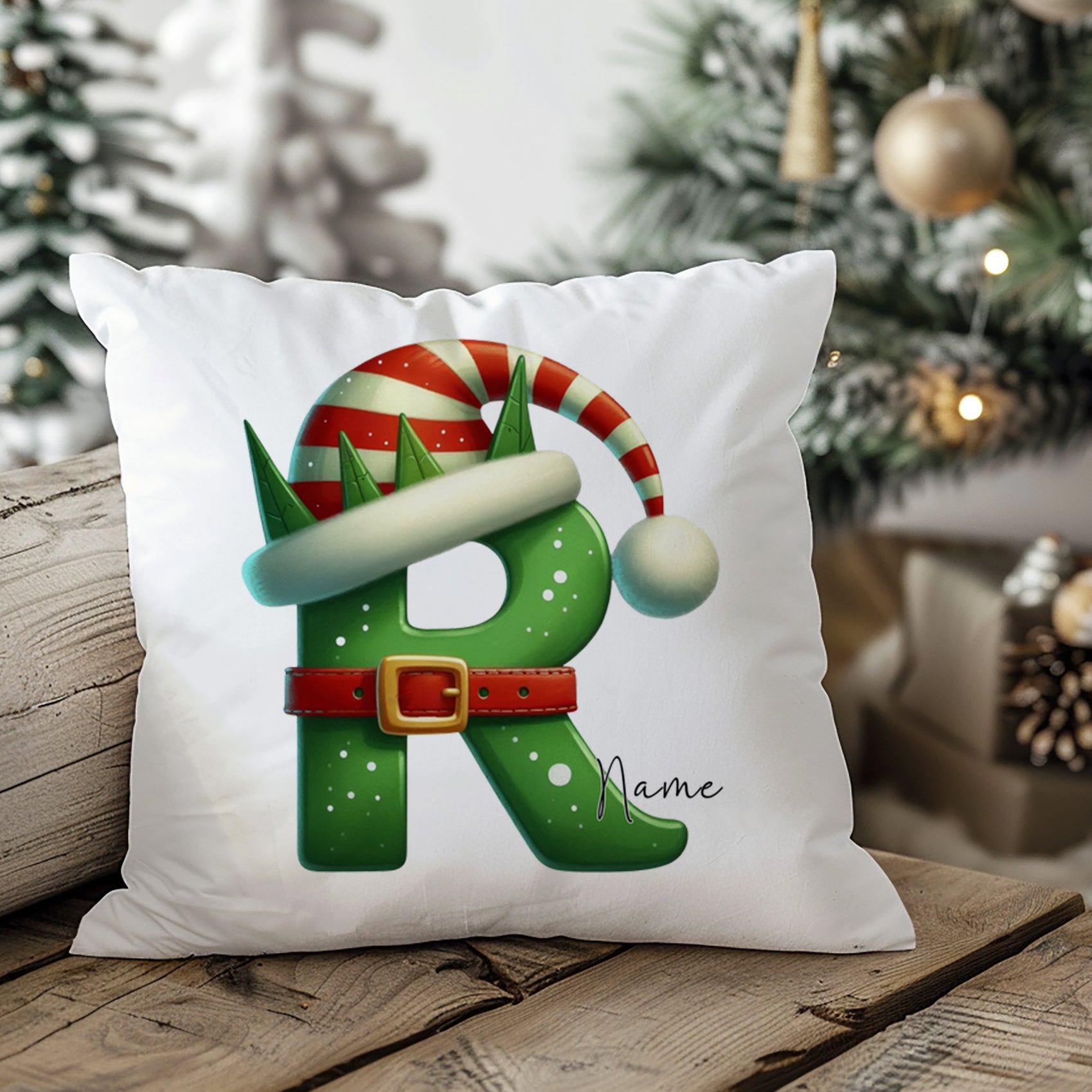 Grüner Weihnachtskissenbezug mit Buchstaben R und Hut.