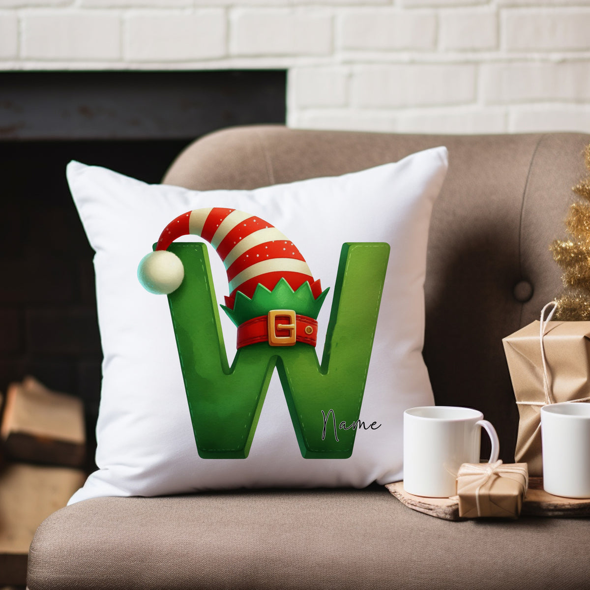 Grünes Kissen mit Weihnachtsmütze und Buchstabe W.
