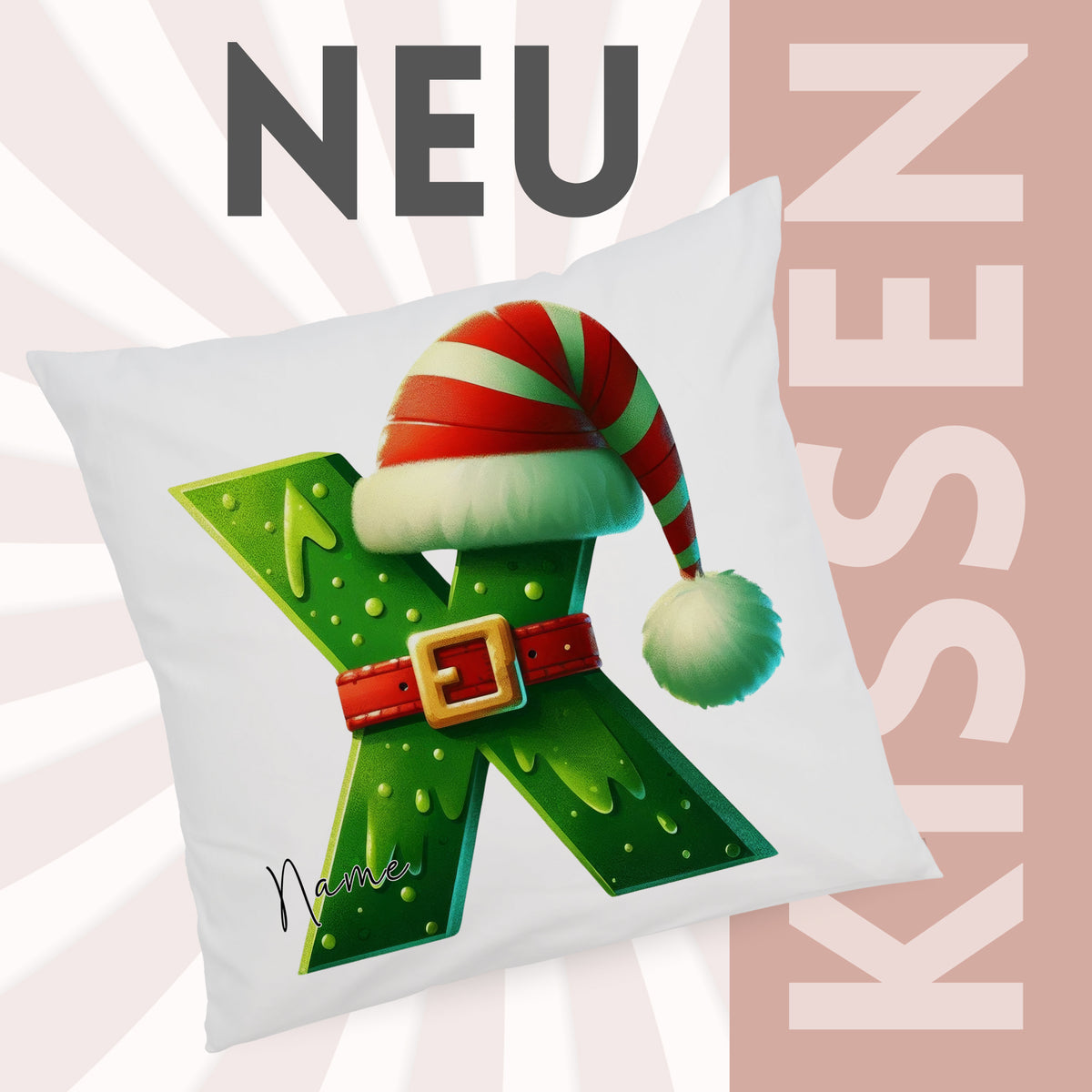 Weißes Kissen mit grünem X und Weihnachtsmütze.