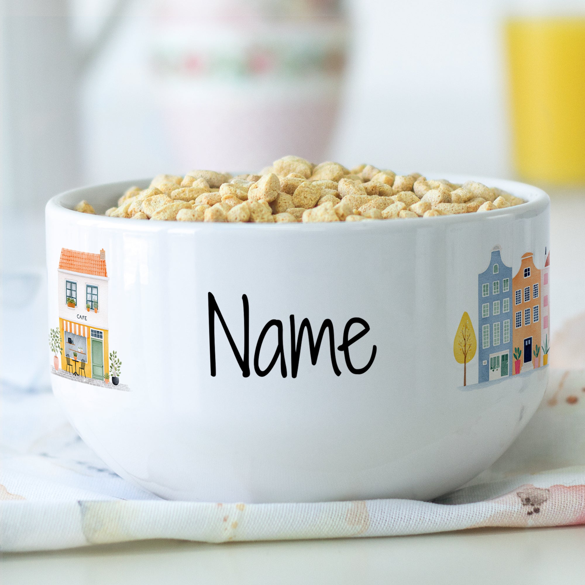 Müslischale mit Häuser-Motiv und Wunschname, gefüllt mit Müsli