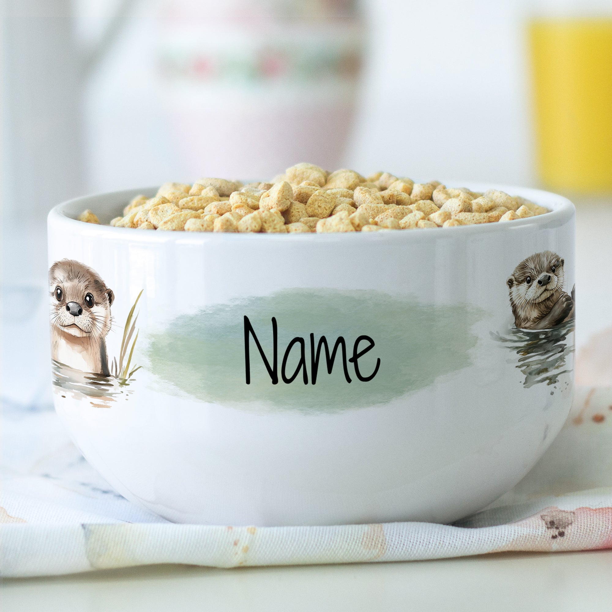 Müslischale mit Otter-Motiv und Wunschname, gefüllt mit Müsli