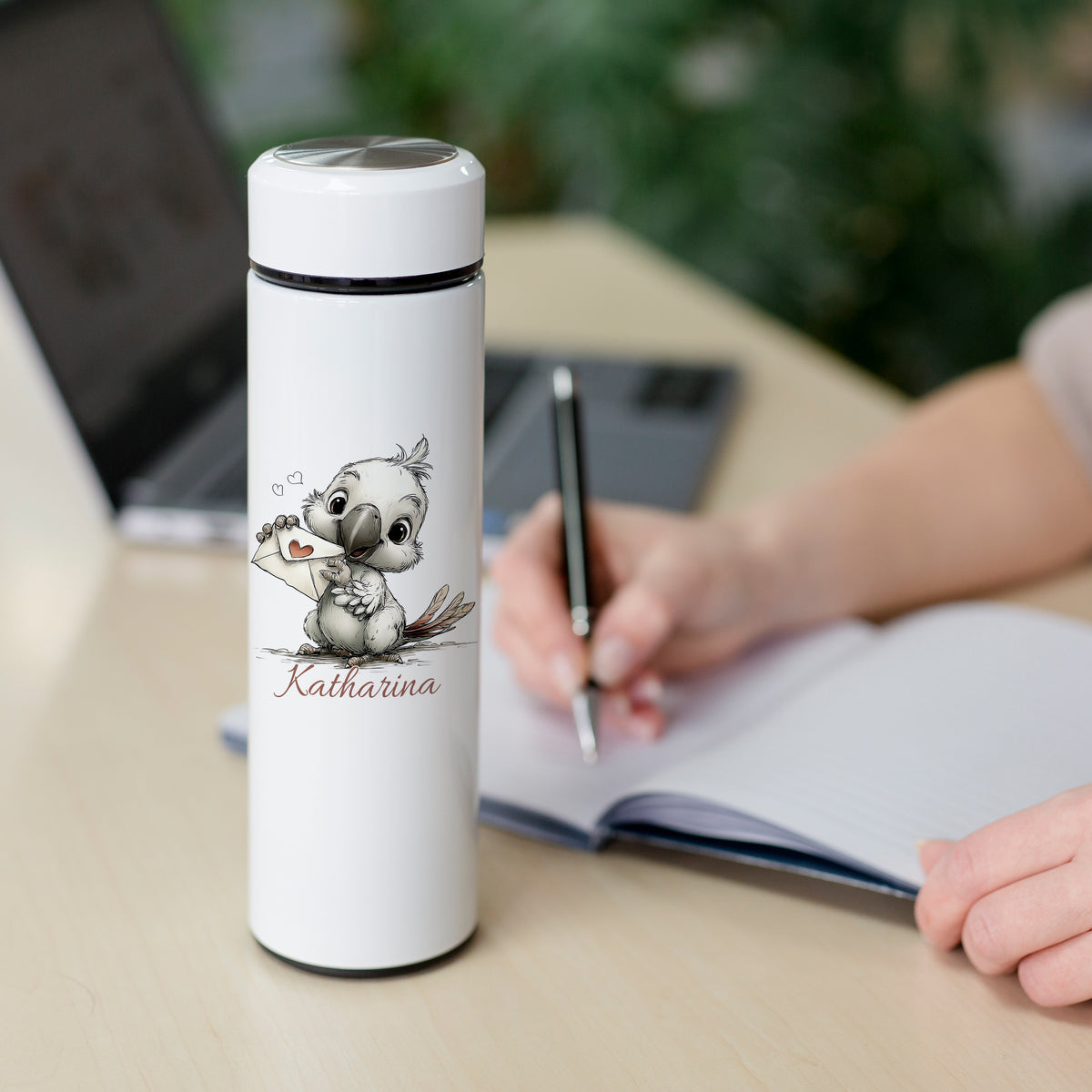 Weißer Thermobecher mit Vogel-Illustration und Namen "Katharina".