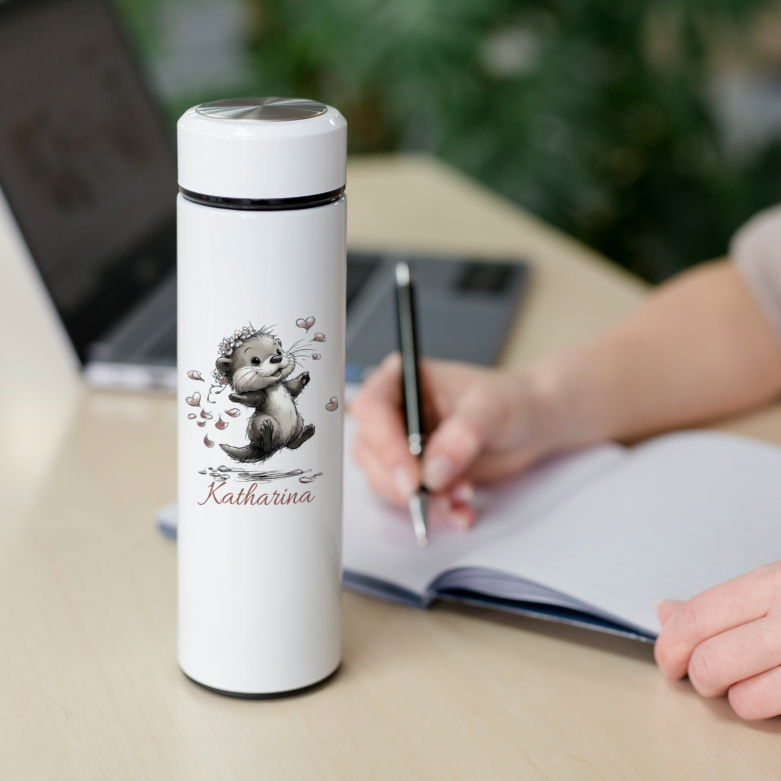Weiße Trinkflasche mit niedlichem Tiermotiv und Namen.