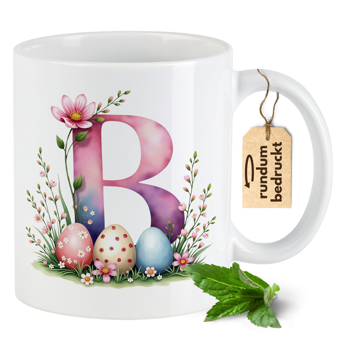 Weiße Tasse mit buntem "B" und Ostereiern.