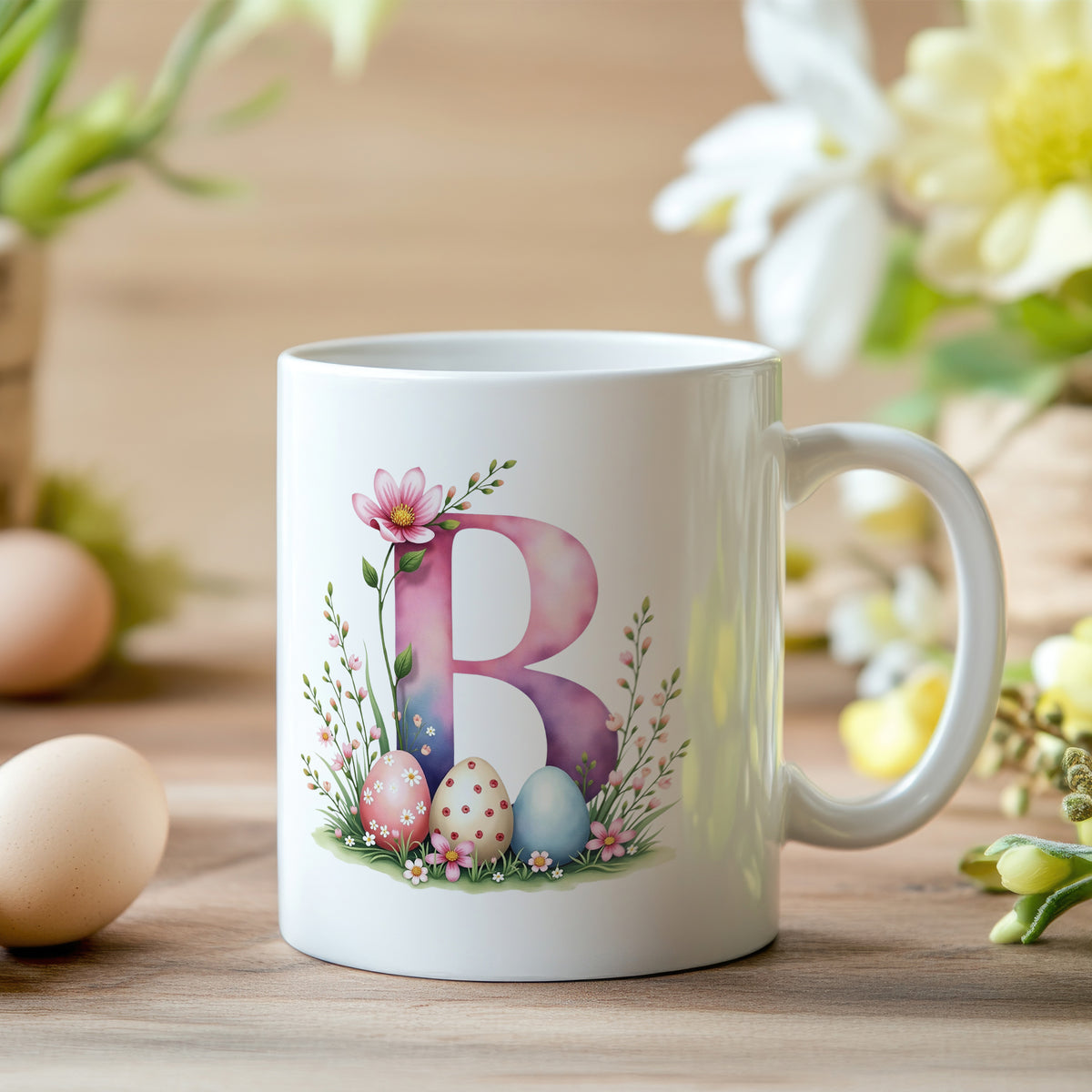 Tasse mit blauer und rosa Schrift, Ostereiern und Blumen.