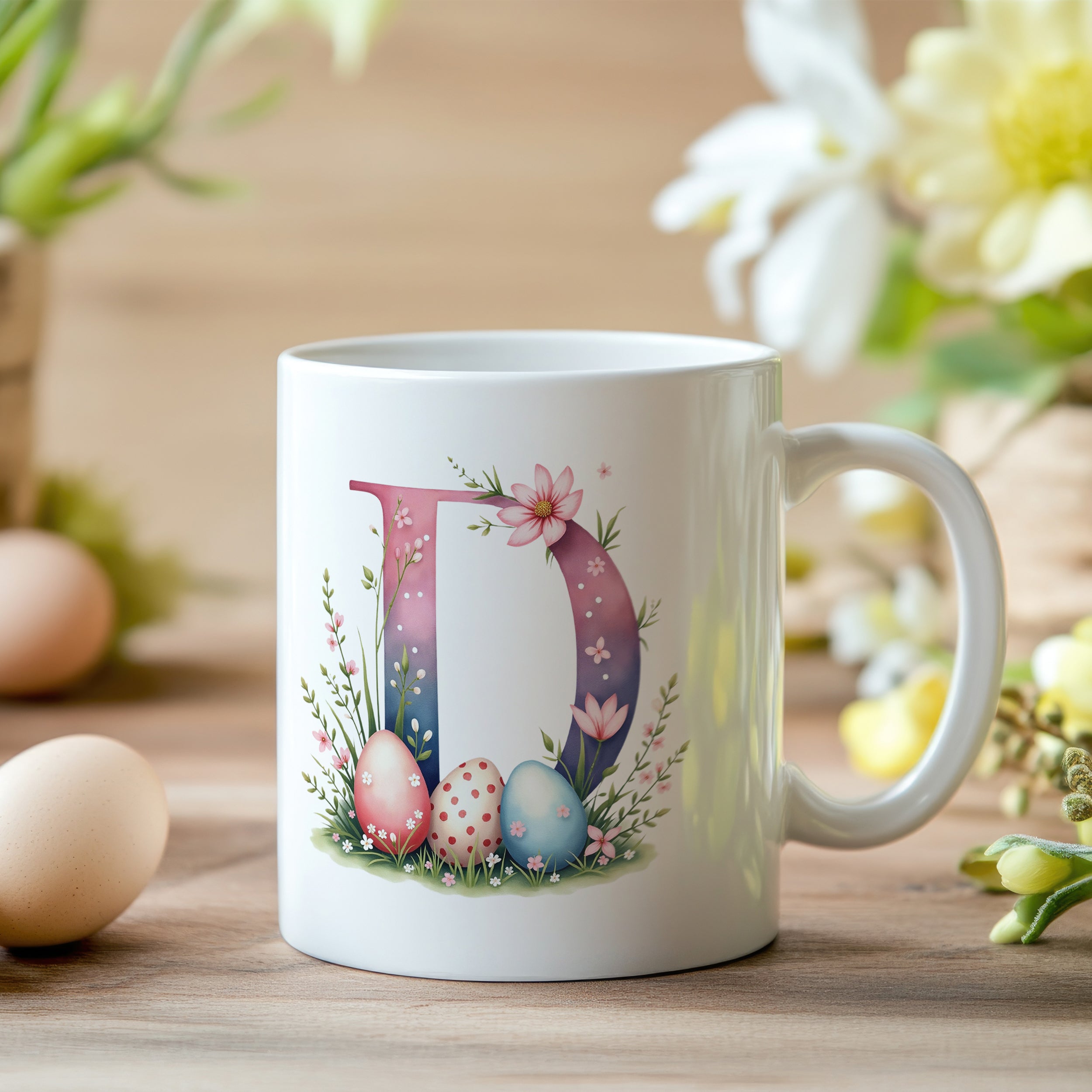 Tasse mit bunten Ostereiern und floralen Motiven.