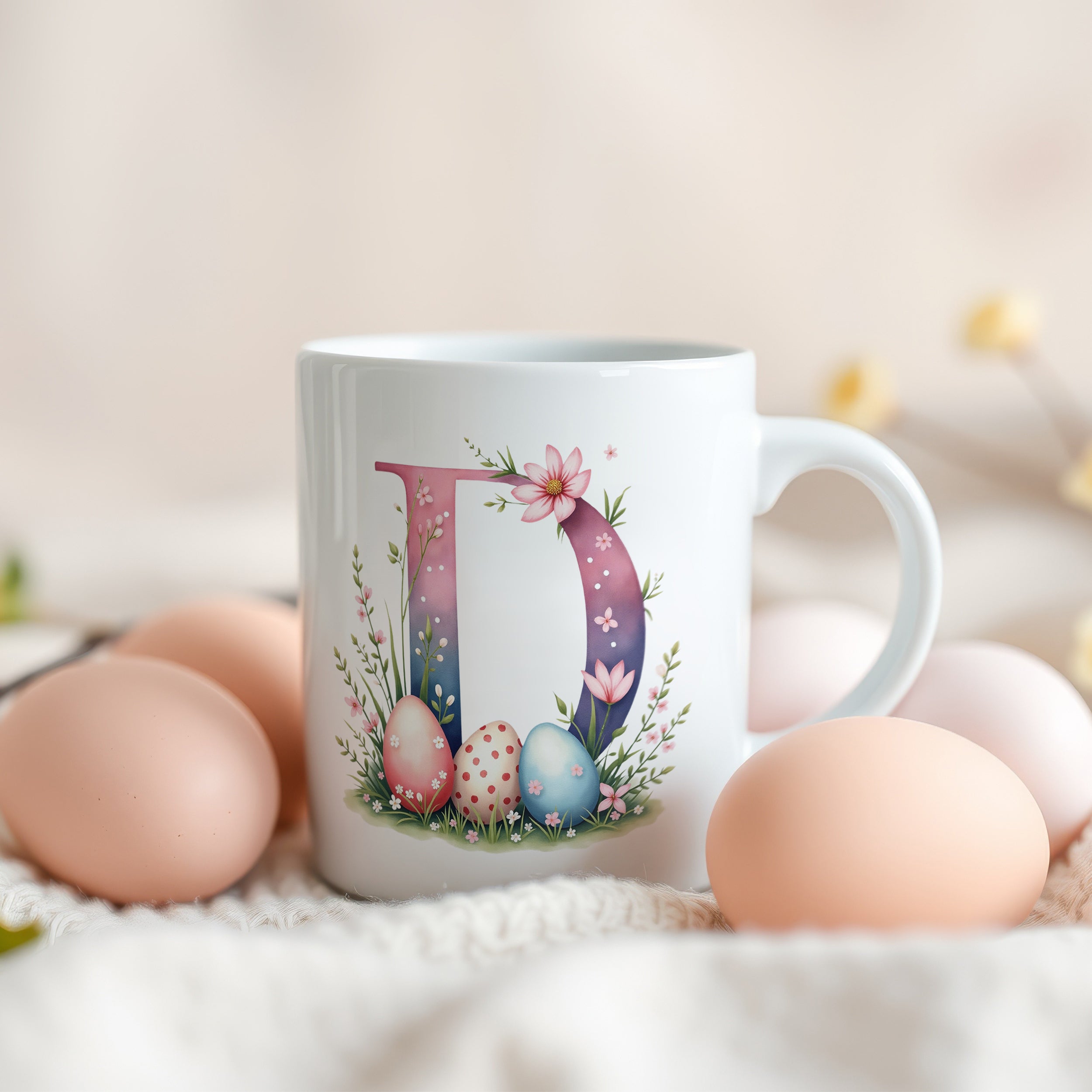 Tasse mit floralem Design und bunten Ostereiern.