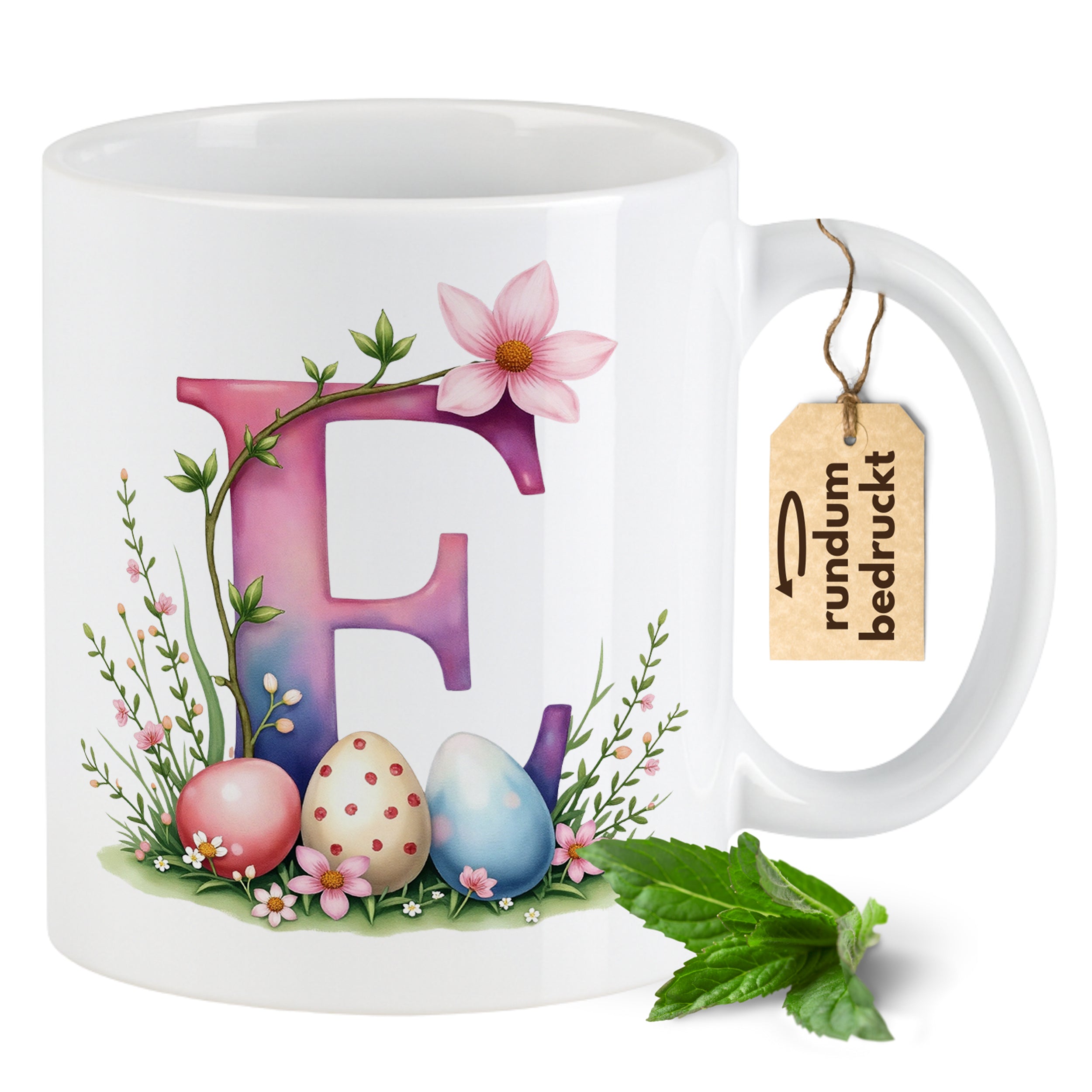 Tasse mit buntem "E", Ostereiern und Blumen.