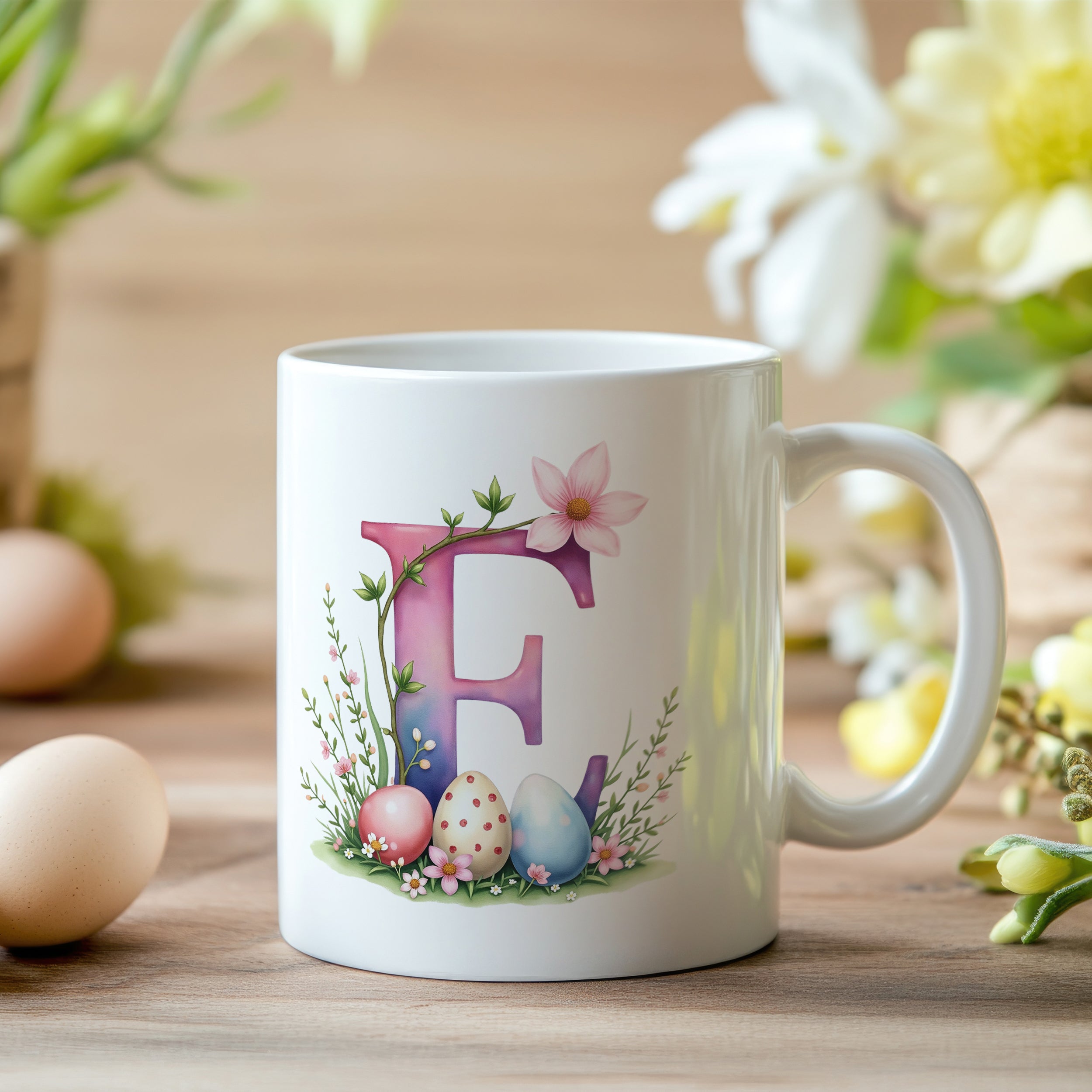 Tasse mit bunten Ostereiern und floralem Design.