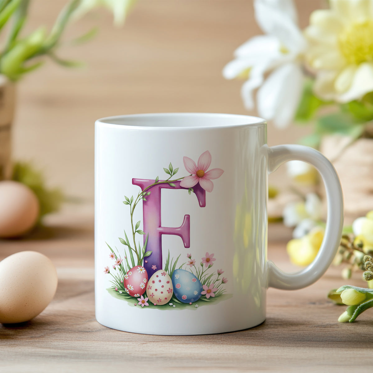 Tasse mit buntem Osterei-Motiv und floralem Design.
