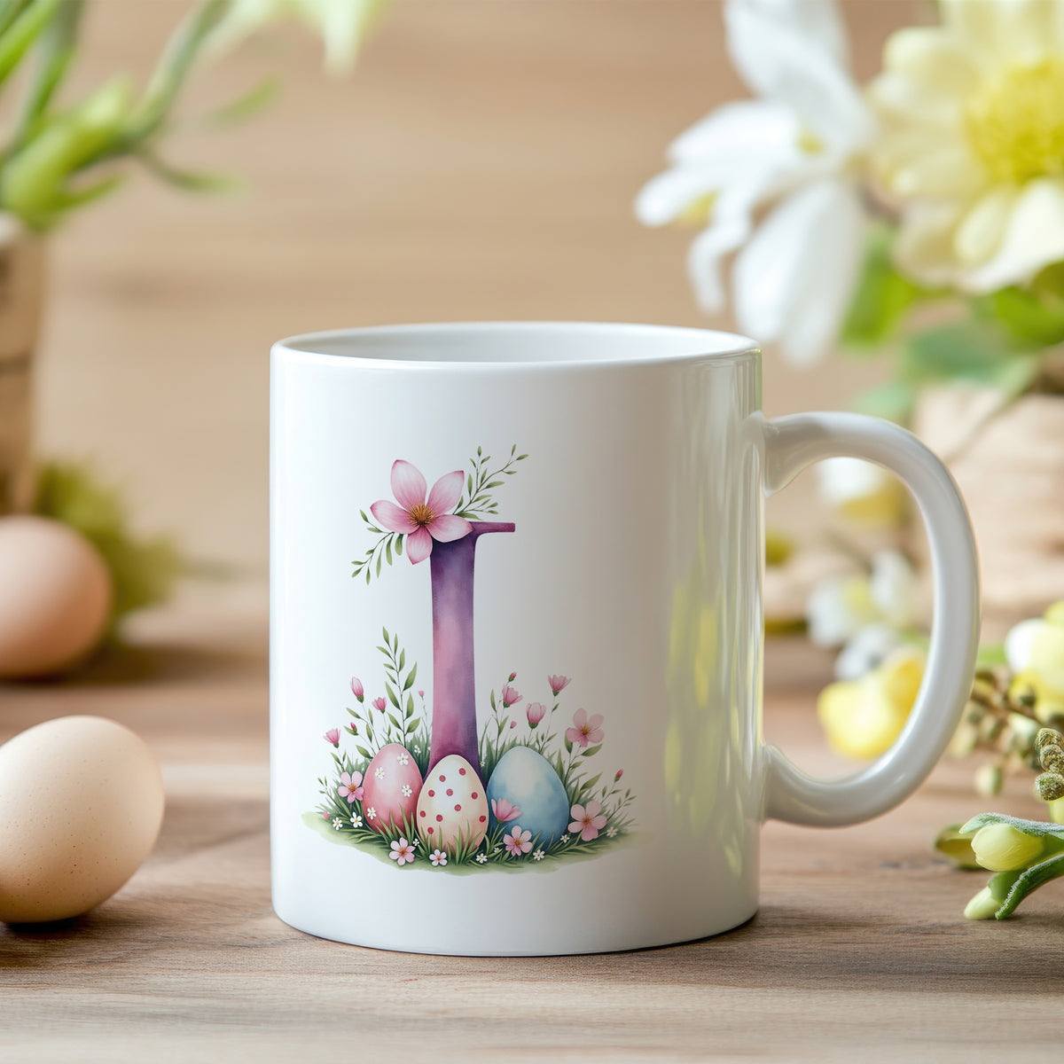 Tasse mit bunten Ostereiern und Blumenmotiv.