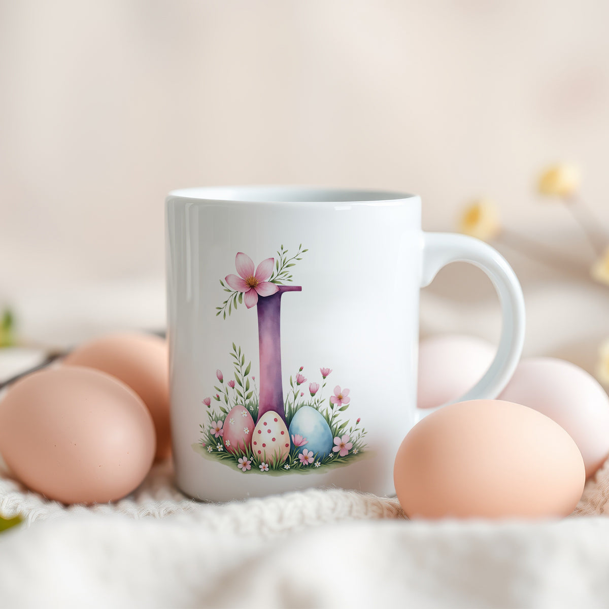 Tasse mit bunten Ostereiern und Blumenmotiv.