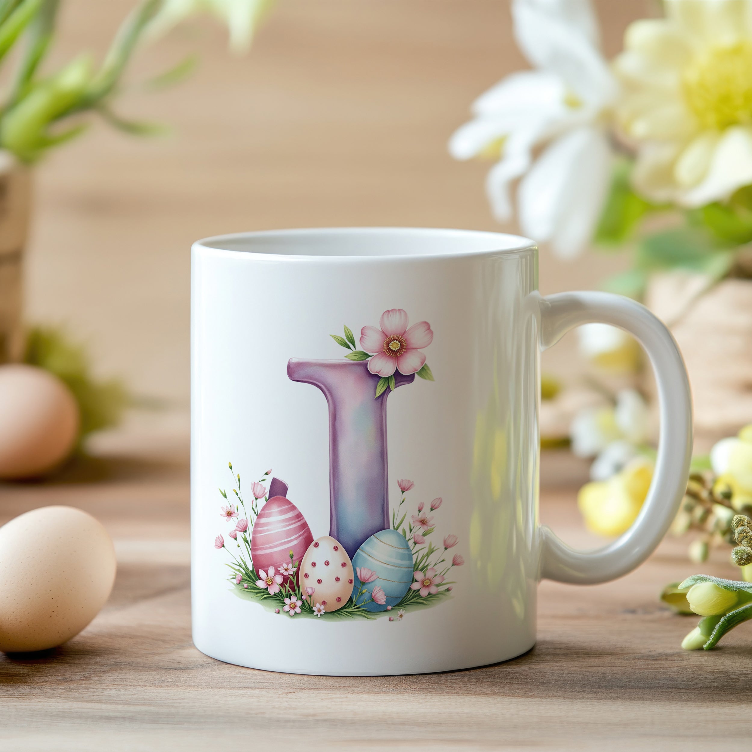 Tasse mit bunten Ostereiern und floralem Design.