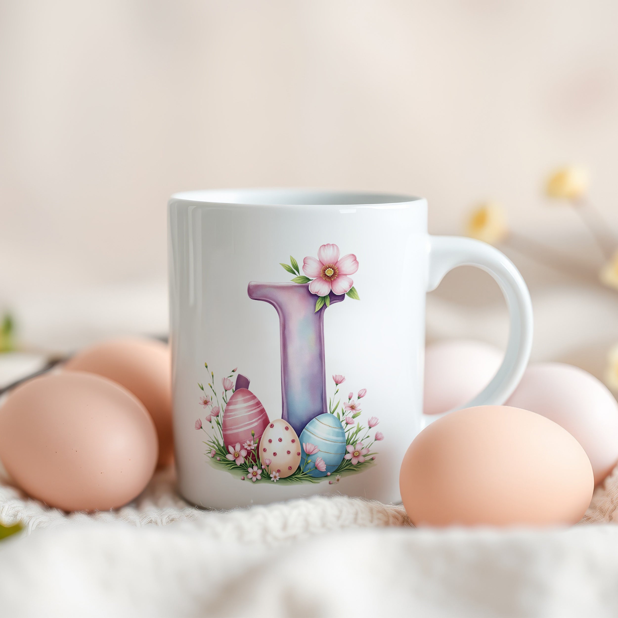 Weißer Becher mit bunten Ostereiern und Blumen.