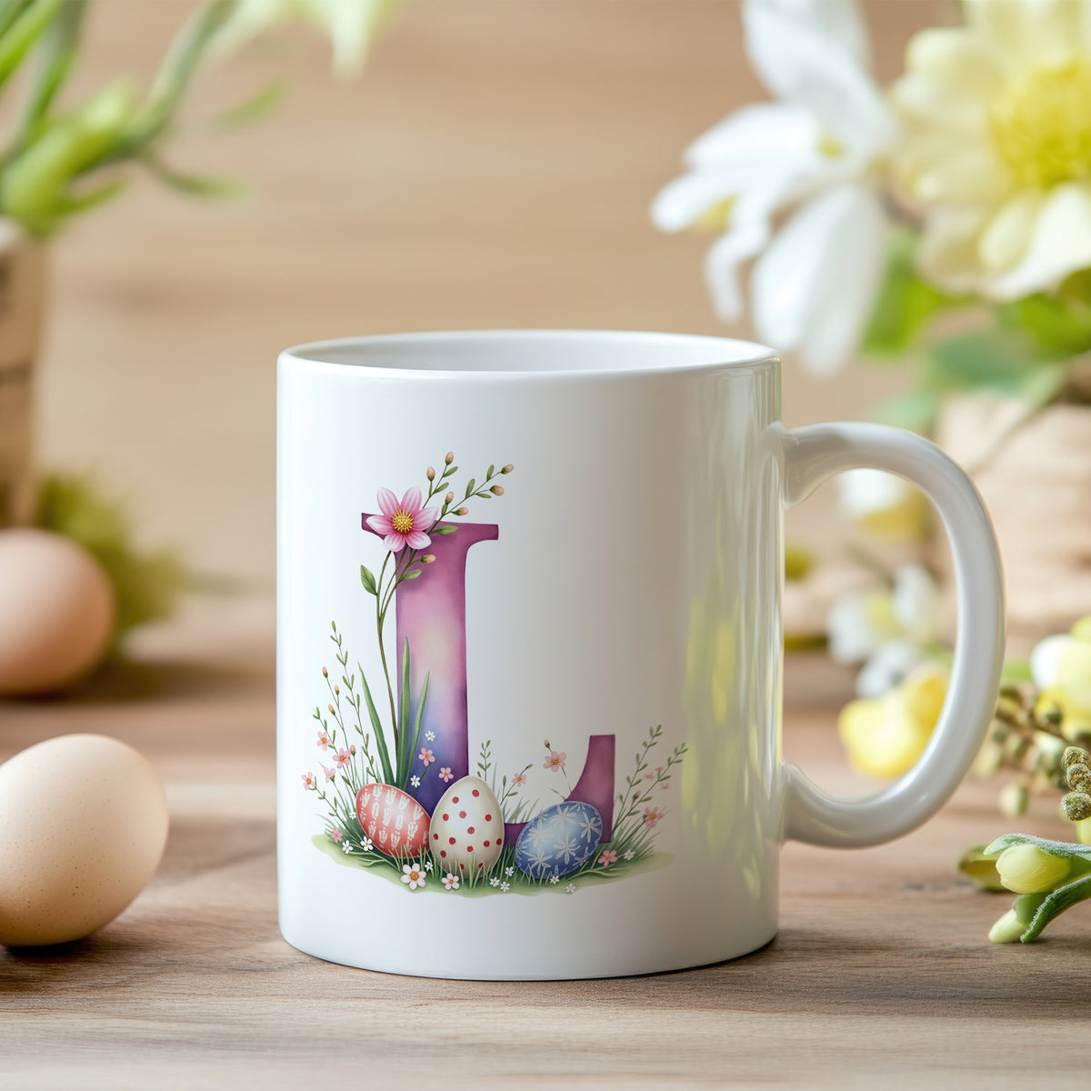 Kaffeetasse mit buntem Ostermotiv und Blumen.