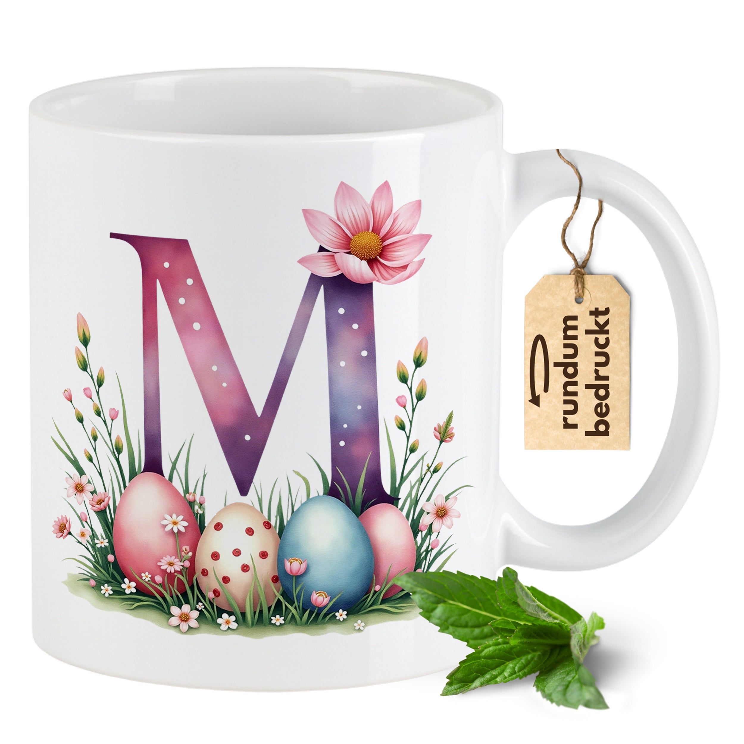 Tasse mit buntem "M", Ostereiern und Blumenmotiv.