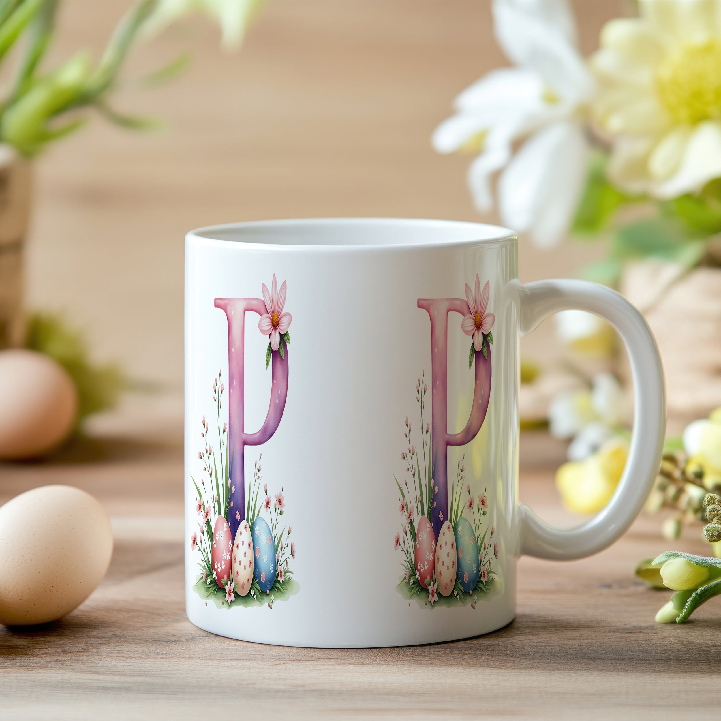 Tasse mit buntem Ostermotiv und Buchstaben P.