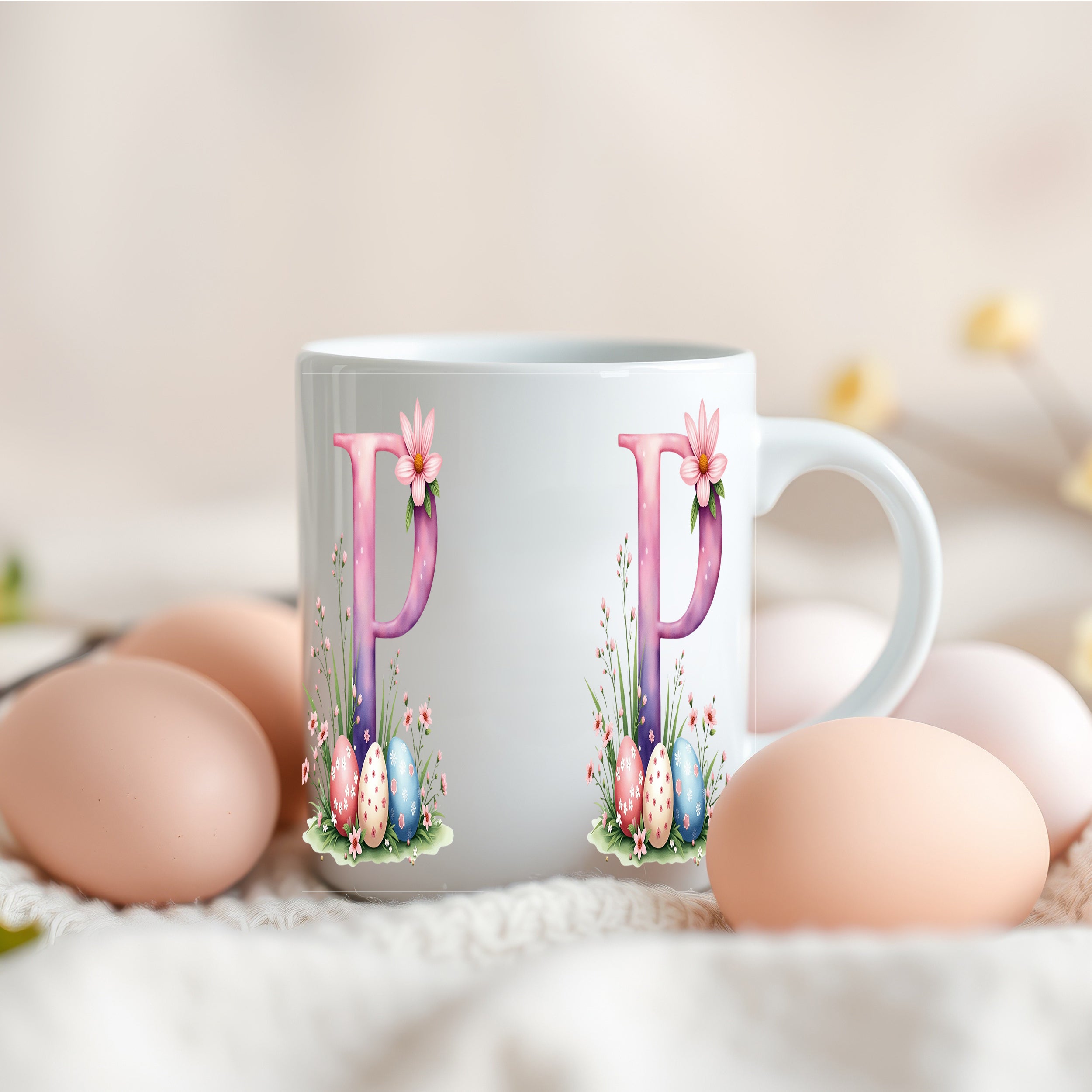 Weiße Tasse mit pinkem Buchstaben P und Frühlingsmotiven.