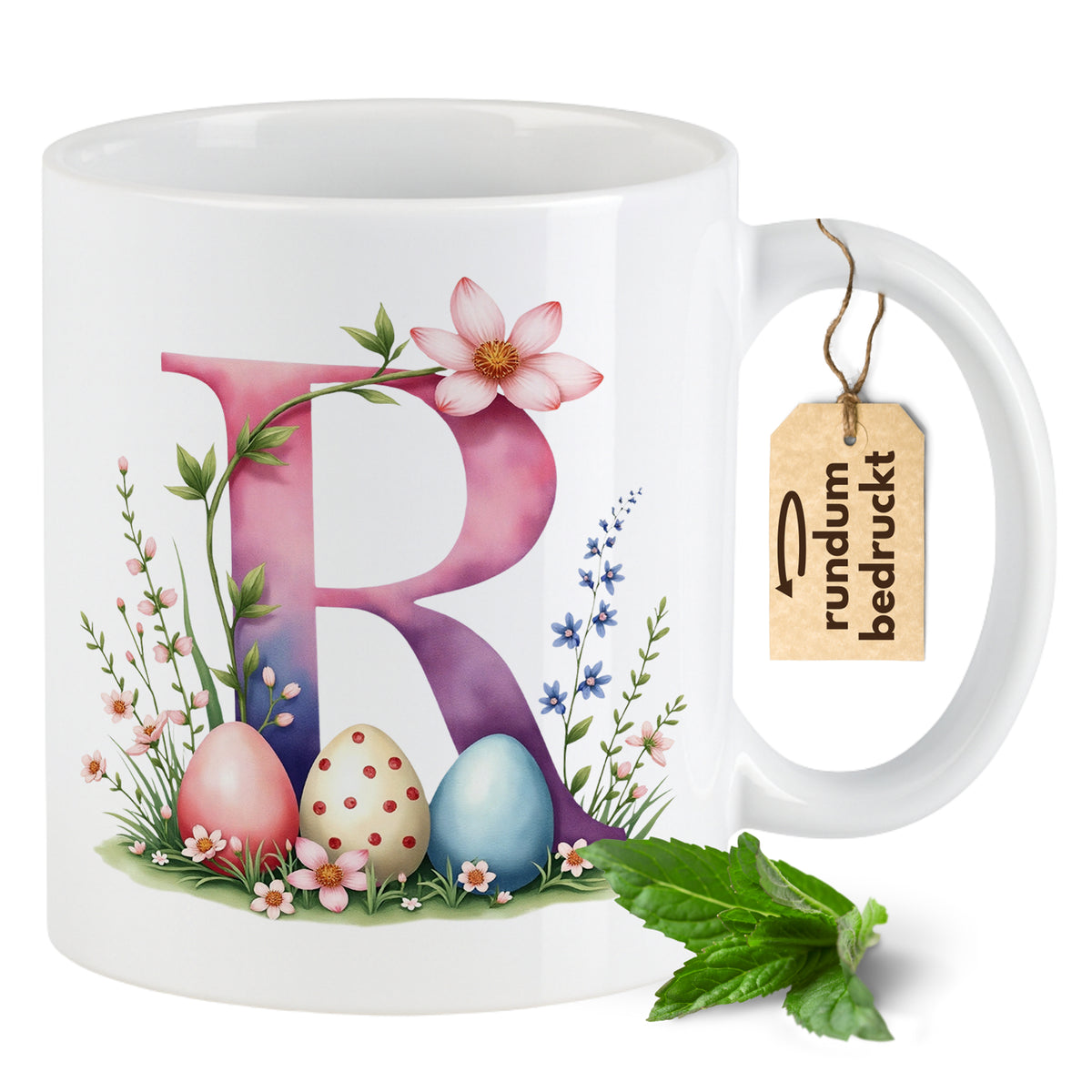 Tasse mit buntem Buchstaben R und Ostereiern.