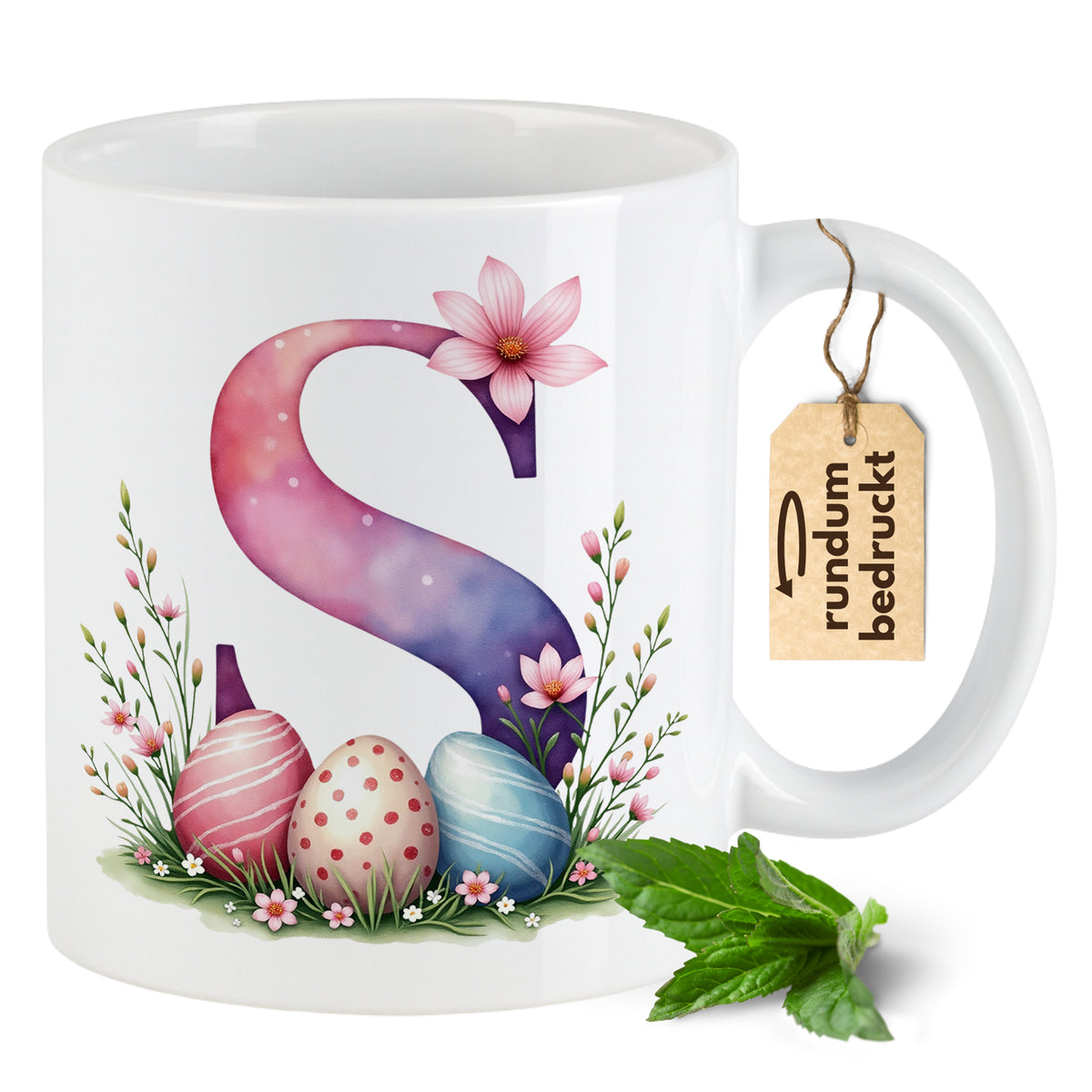 Tasse mit buntem S, Ostereiern und Blumenmotiv.