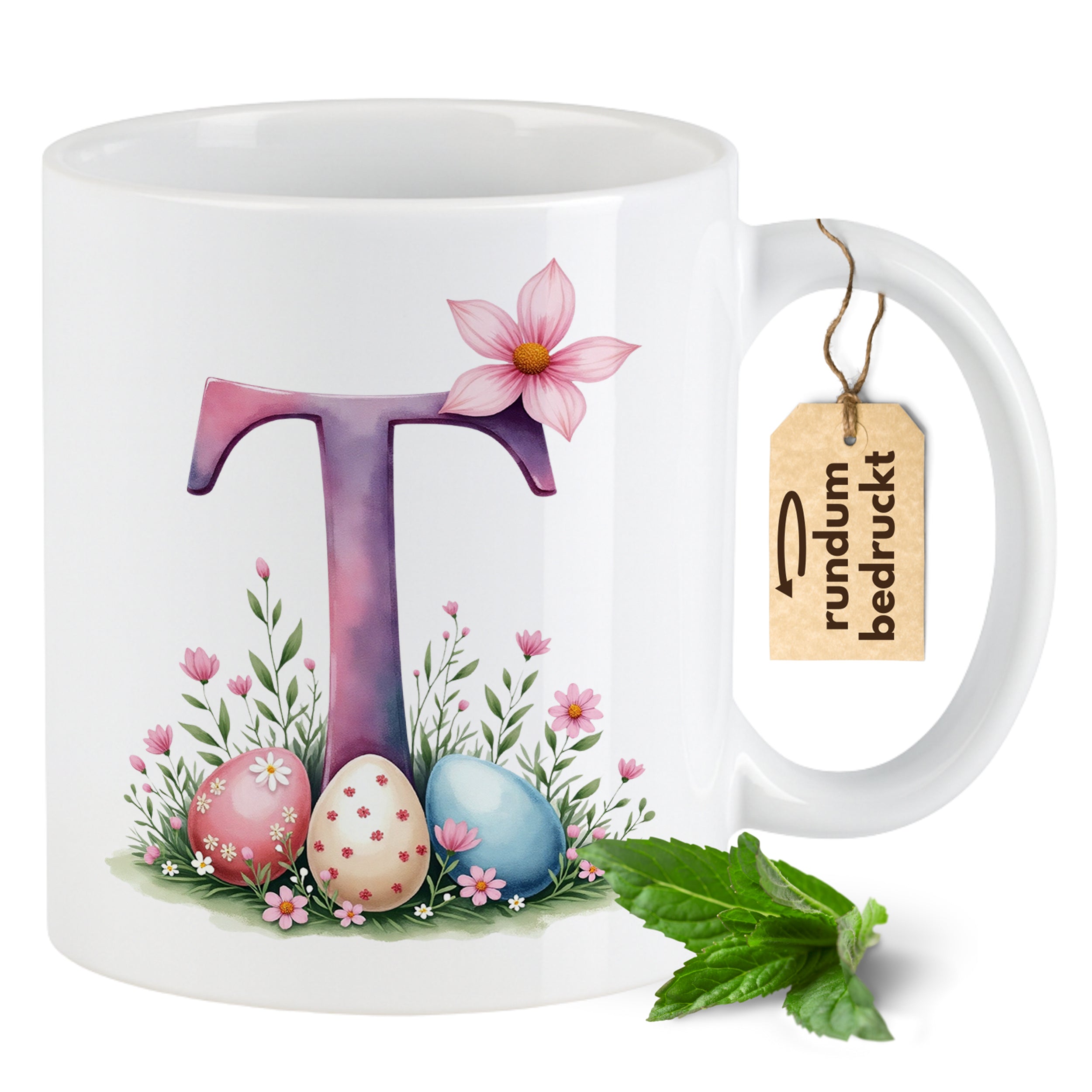Weiße Tasse mit buntem Buchstaben T und Ostereiern.