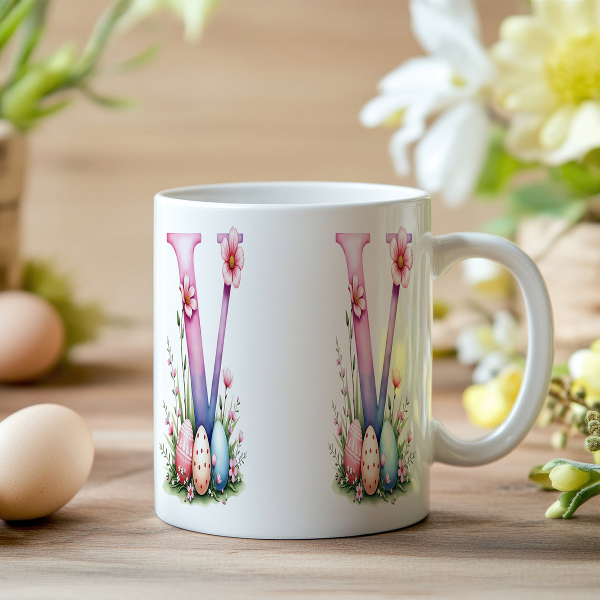 Tasse mit buntem "V", Ostereiern und Blumenmotiven.