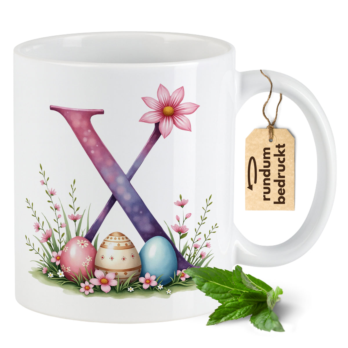 Weißer Kaffeebecher mit buntem Ostermotiv und Blumen.