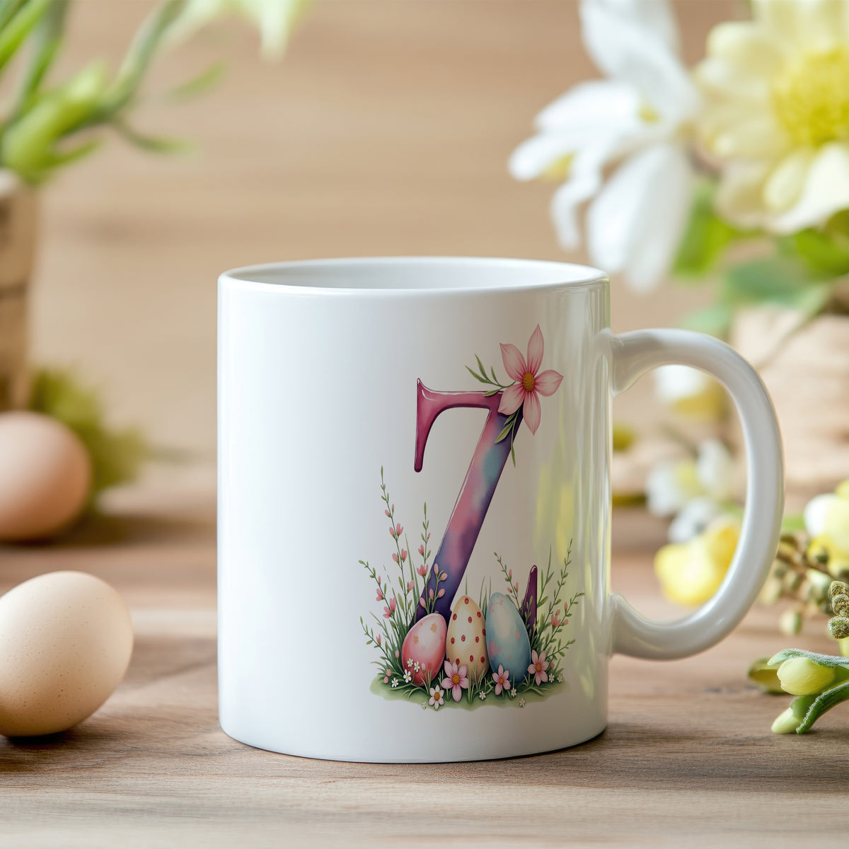 Weißer Becher mit bunten Ostereiern und Blüten.