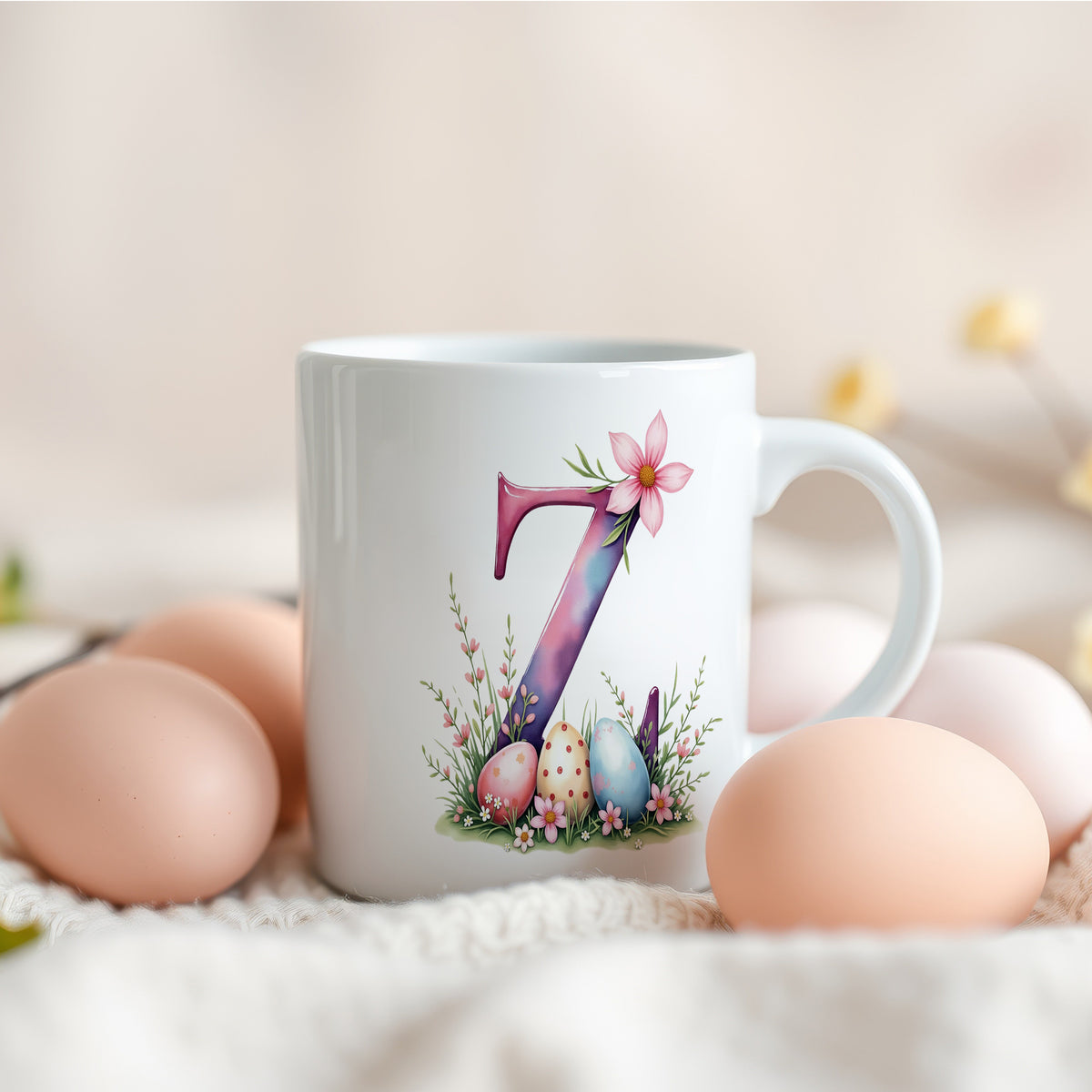Weißer Becher mit bunten Ostereiern und Blume.