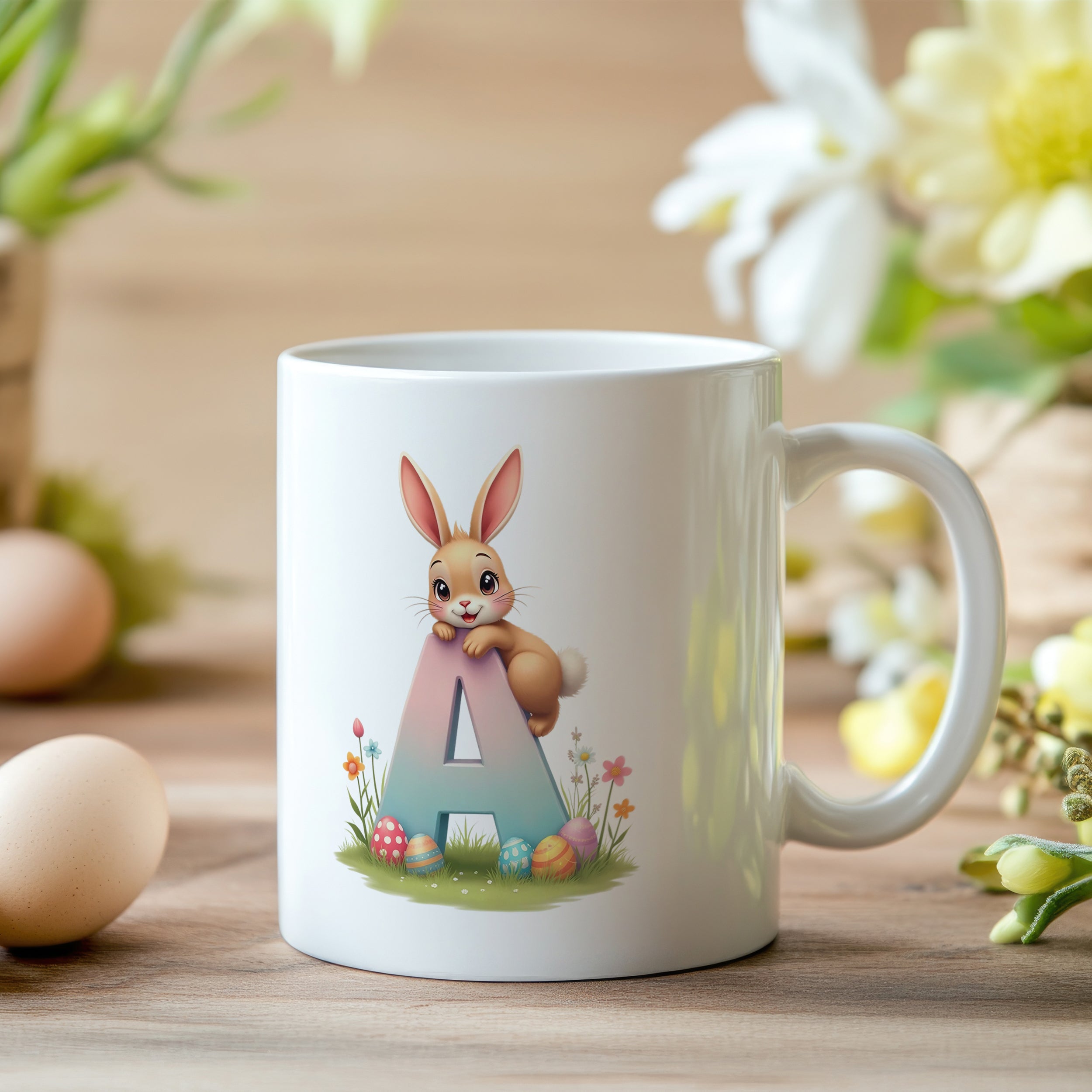 Tasse mit buntem Hasen und Ostereiern, weiß.