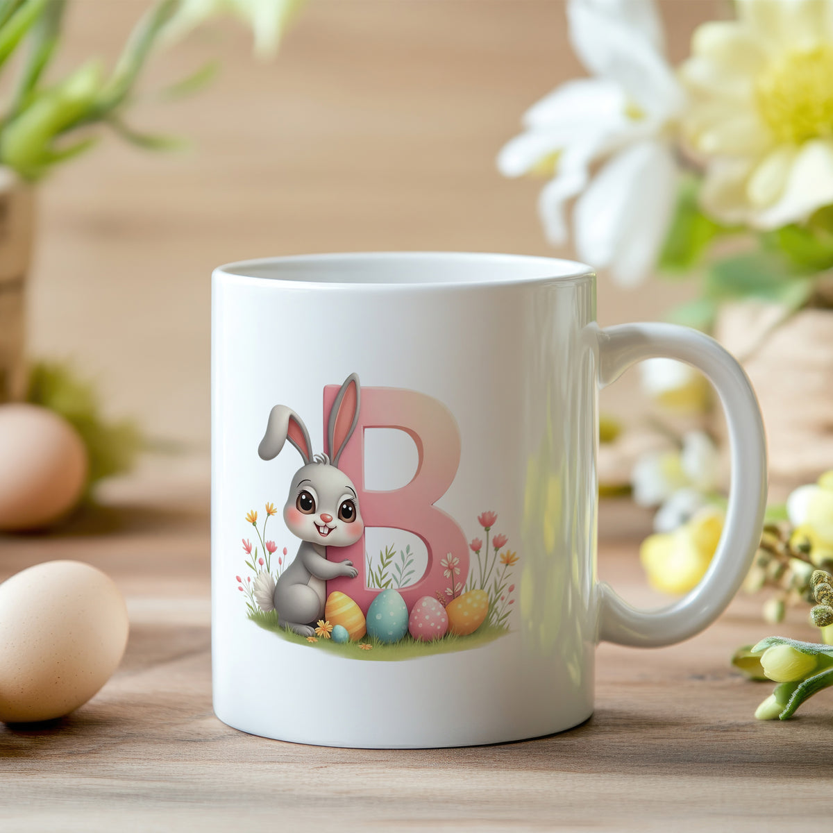 Kaffeetasse mit niedlichem Hasen und bunten Ostereiern.