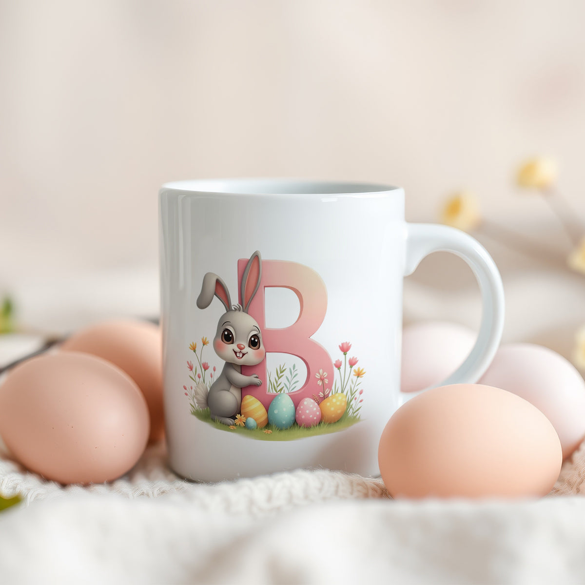 Weiße Tasse mit niedlichem Hasen und bunten Eiern.