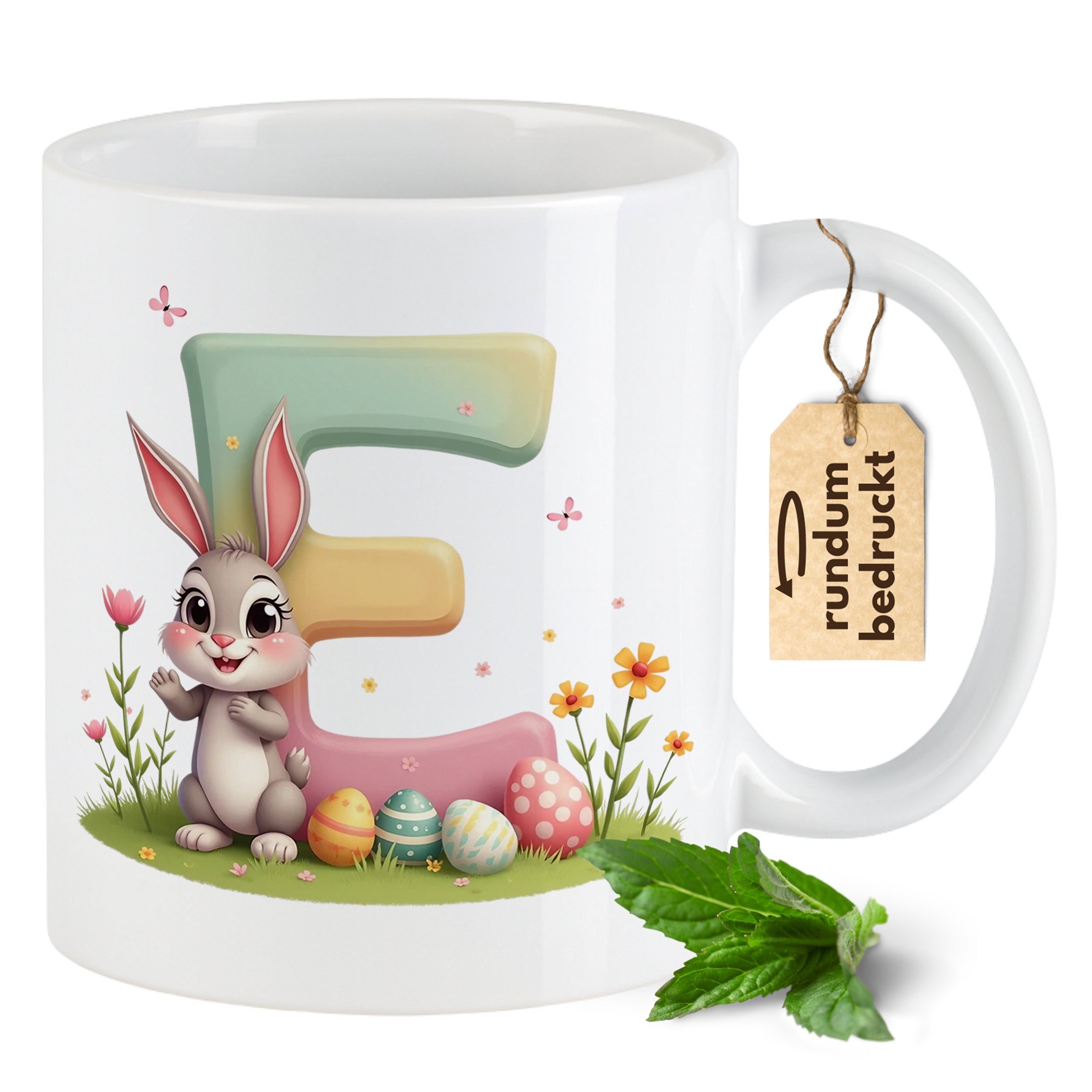 Tasse mit buntem Buchstaben E und niedlichem Hasen.