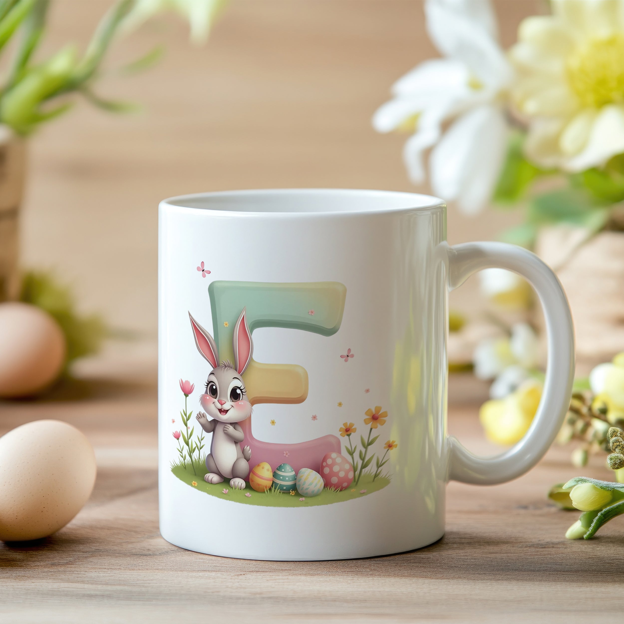 Tasse mit buntem Hasen und Ostereiern, fröhliches Design.
