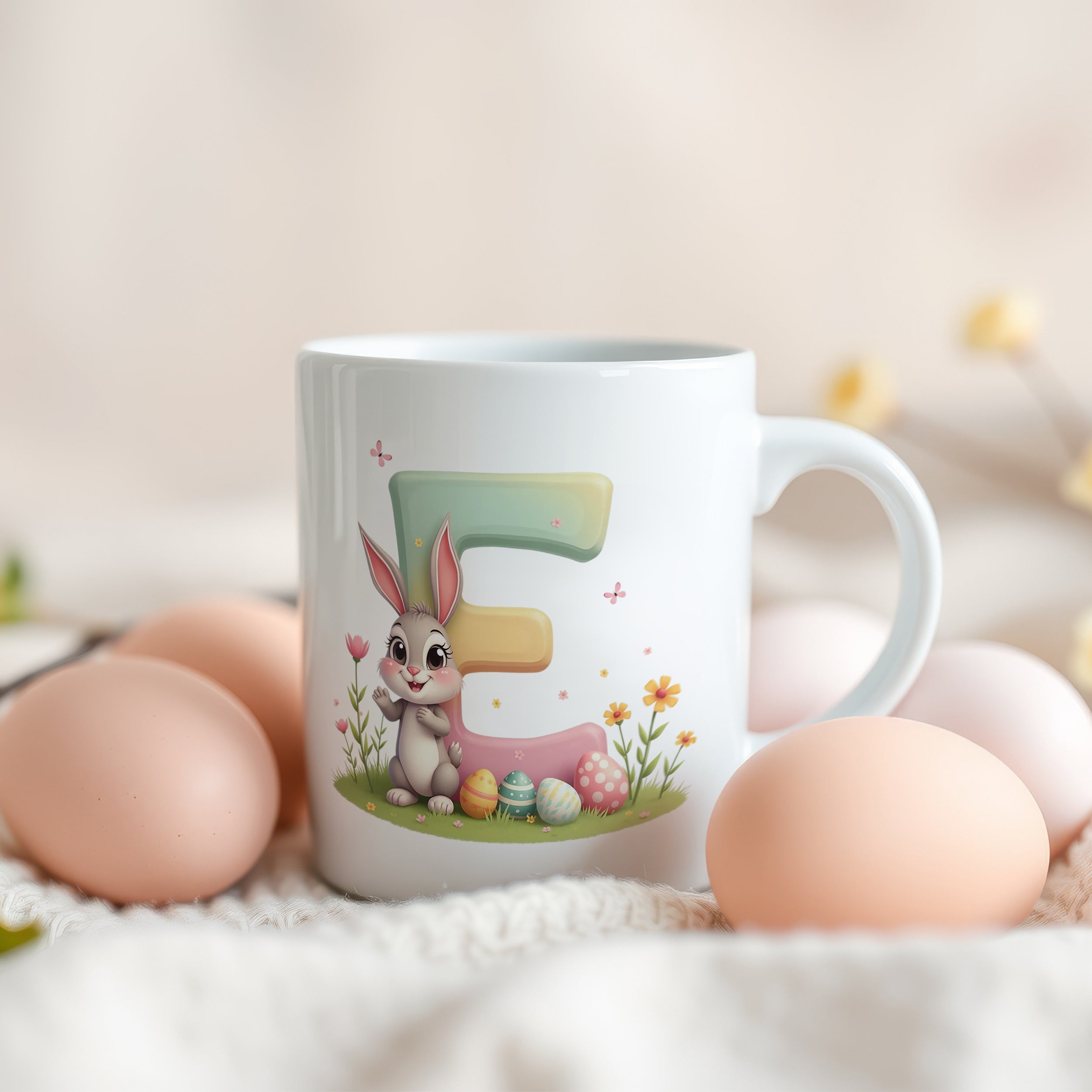 Tasse mit buntem Hasen und Ostereiern, pastellfarben.