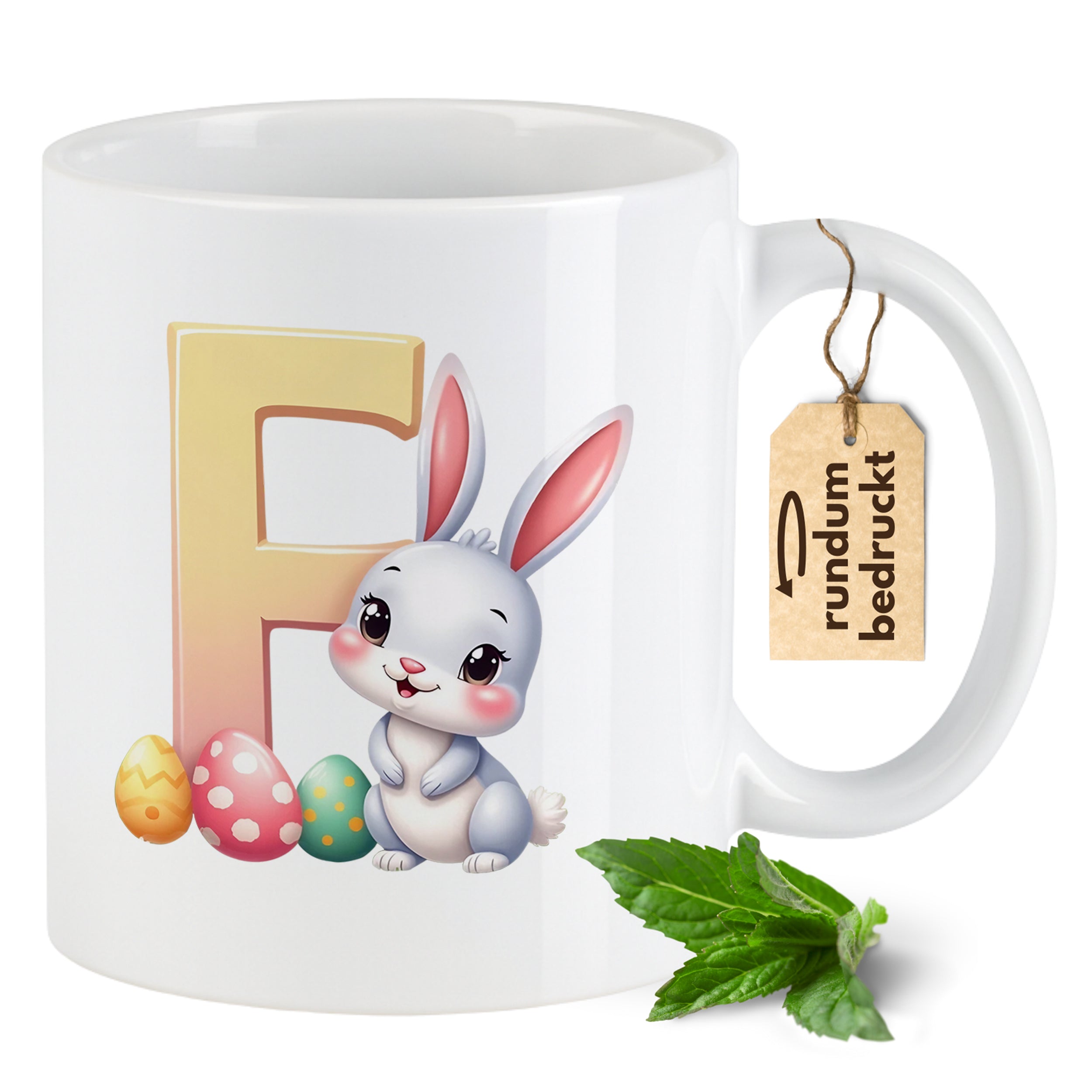 Weißer Becher mit niedlichem Hasen und bunten Ostereiern.