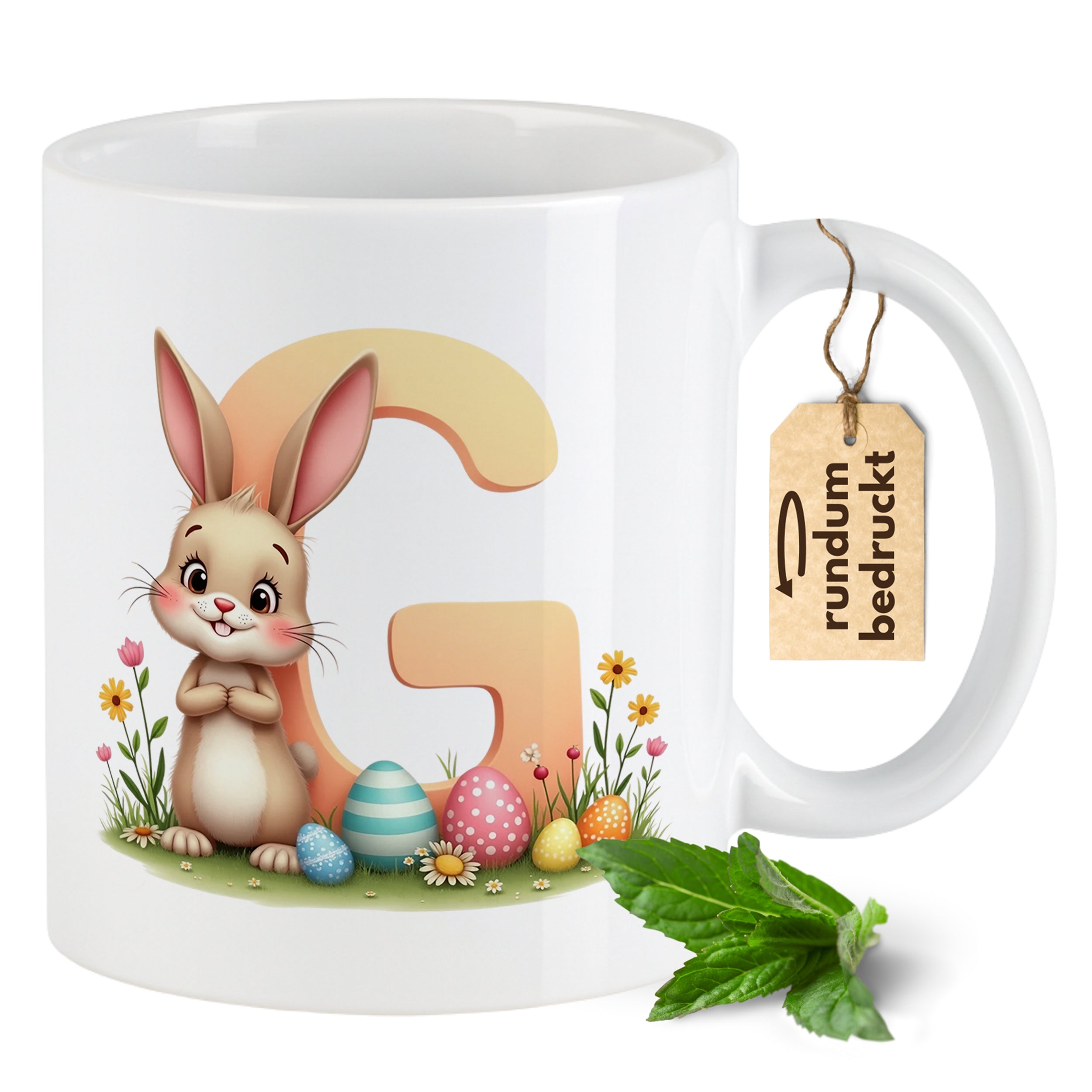 Tasse mit niedlichem Hasen und bunten Ostereiern.