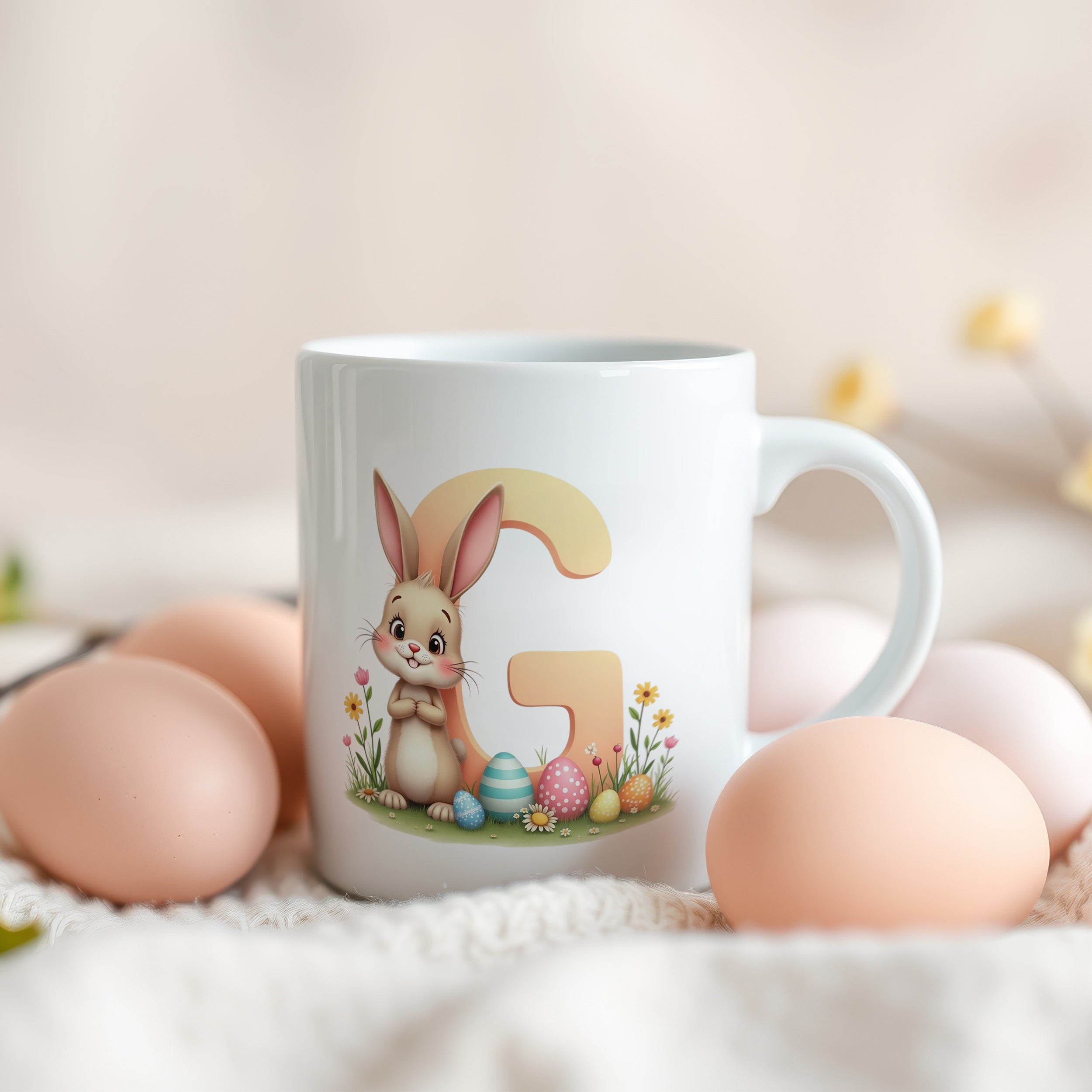 Weiße Tasse mit buntem Osterhasen und Buchstaben G.