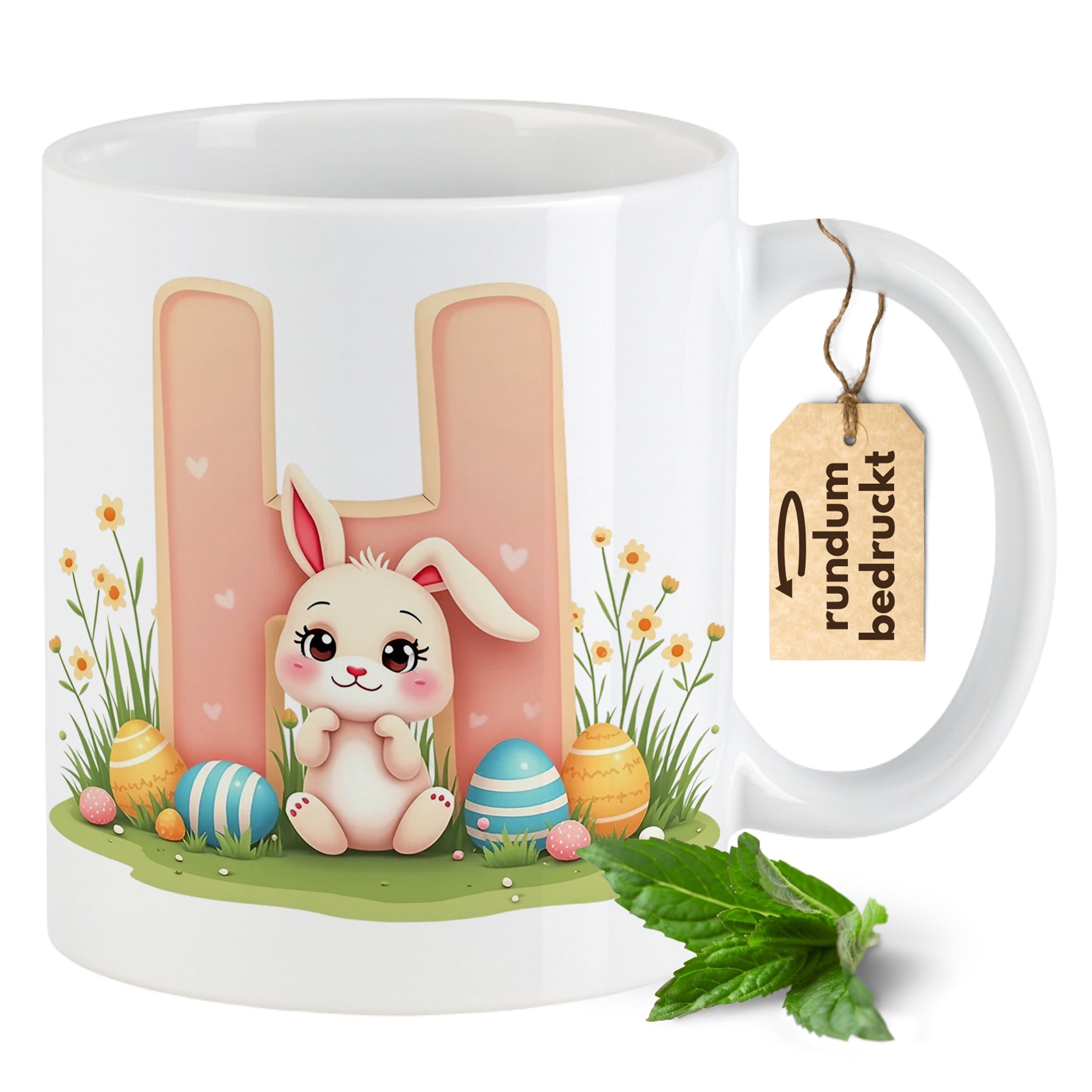 Kaffeetasse mit niedlichem Hasen und bunten Ostereiern.