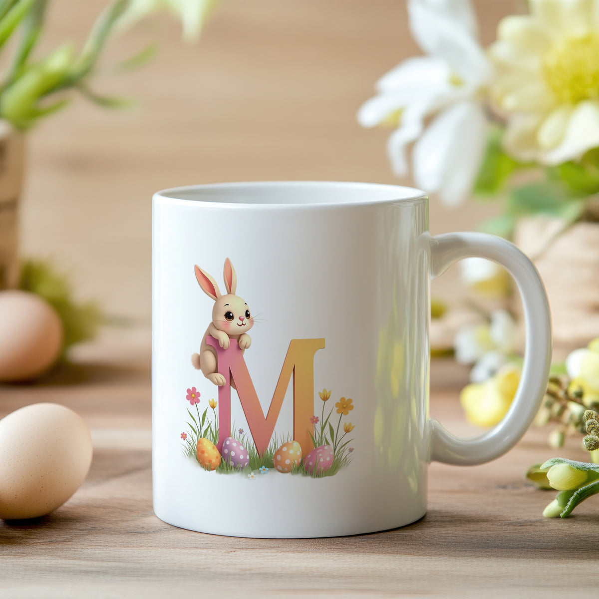 Weißer Becher mit buntem Hasen und Blumen.