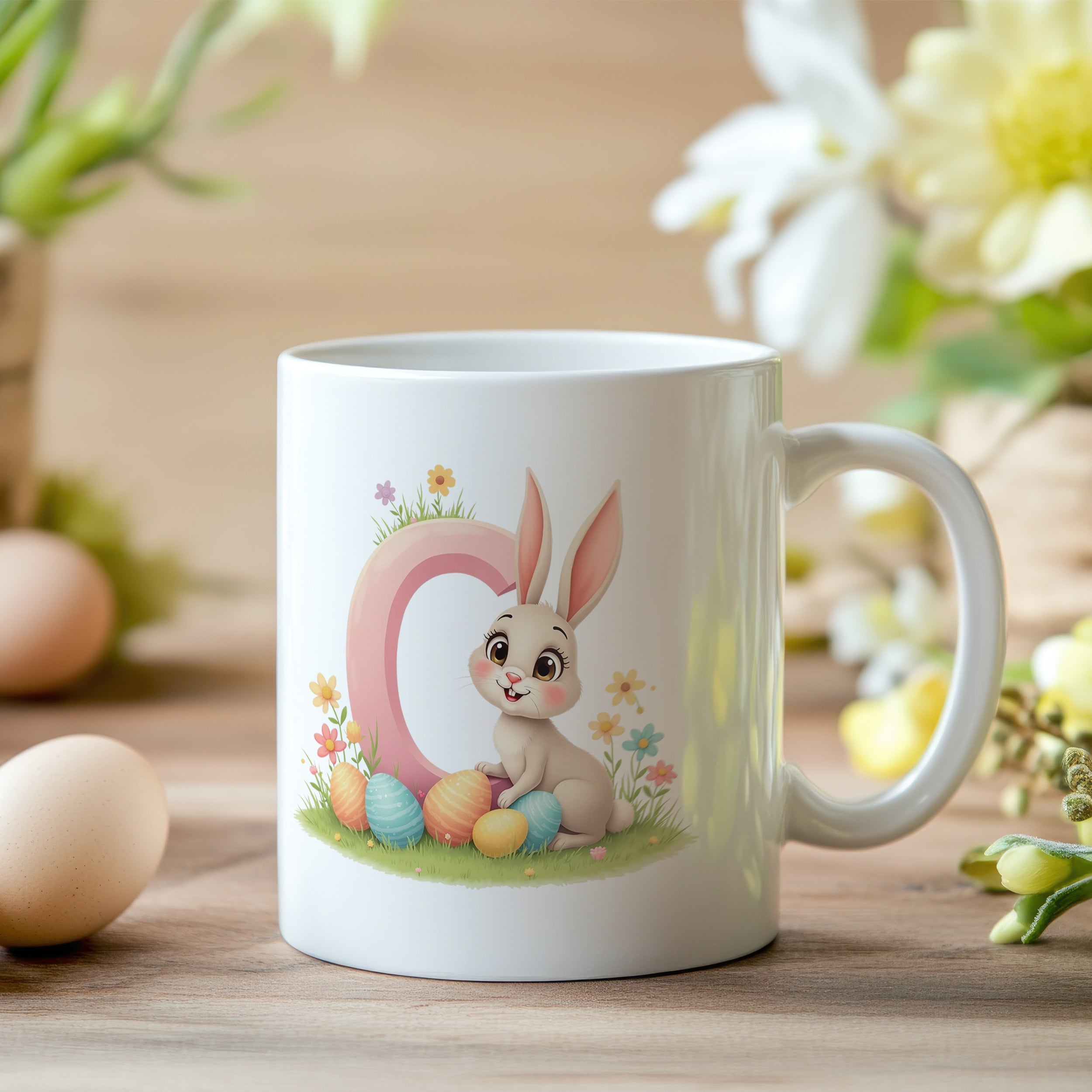 Tasse mit niedlichem Hasen, bunten Eiern und Blumen.