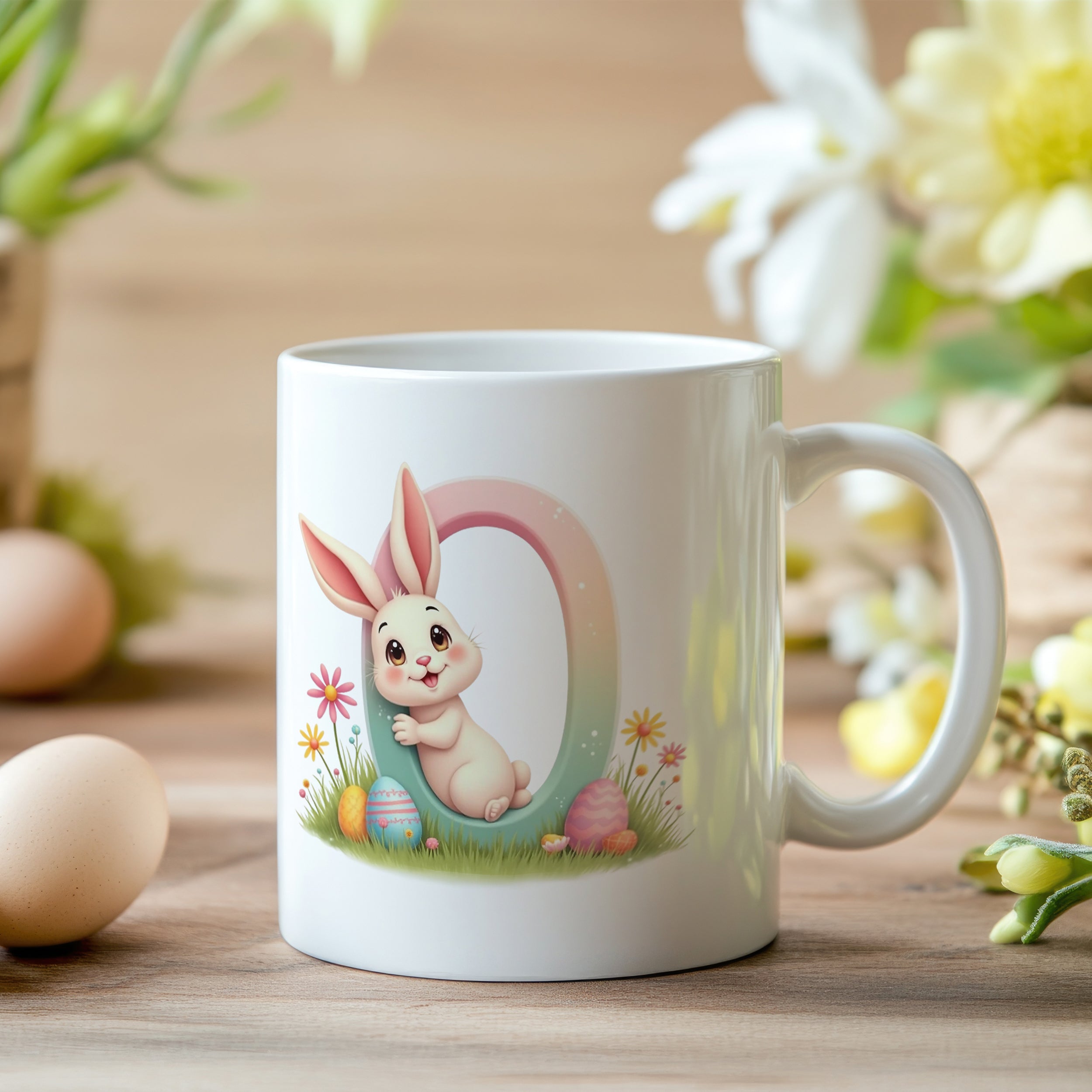 Tasse mit niedlichem Hasen und bunten Ostereiern.
