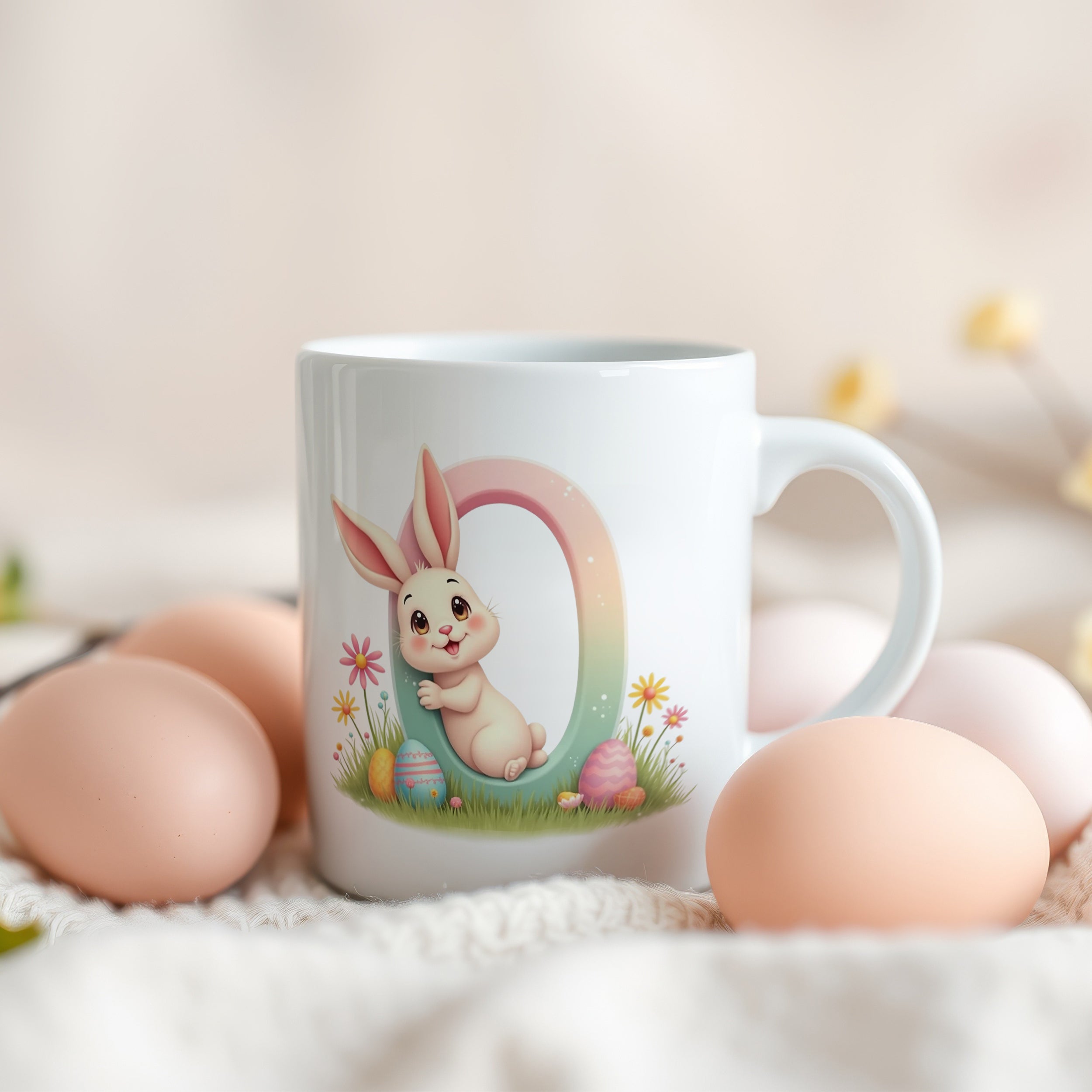 Weiße Tasse mit niedlichem Hasenmotiv und Ostereiern.