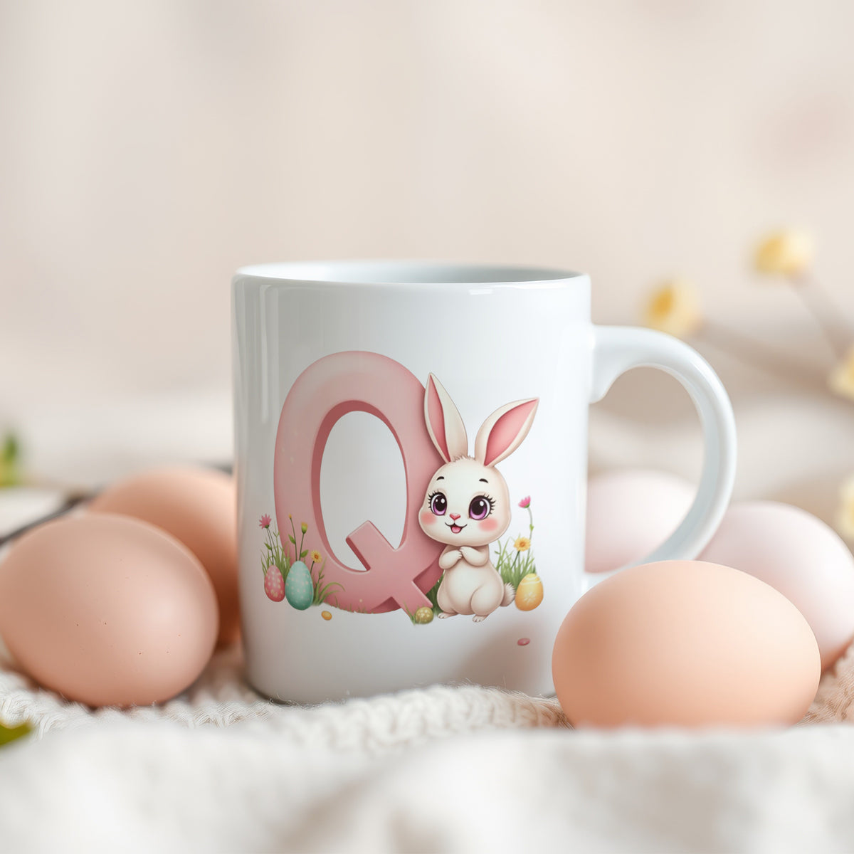 Tasse mit niedlichem Hasen und pinkem Buchstaben Q.