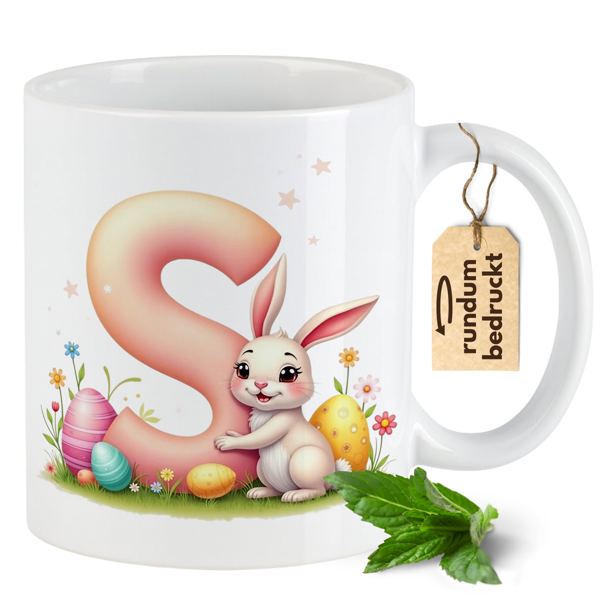 Weiße Tasse mit buntem Osterhasen und bunten Eiern.