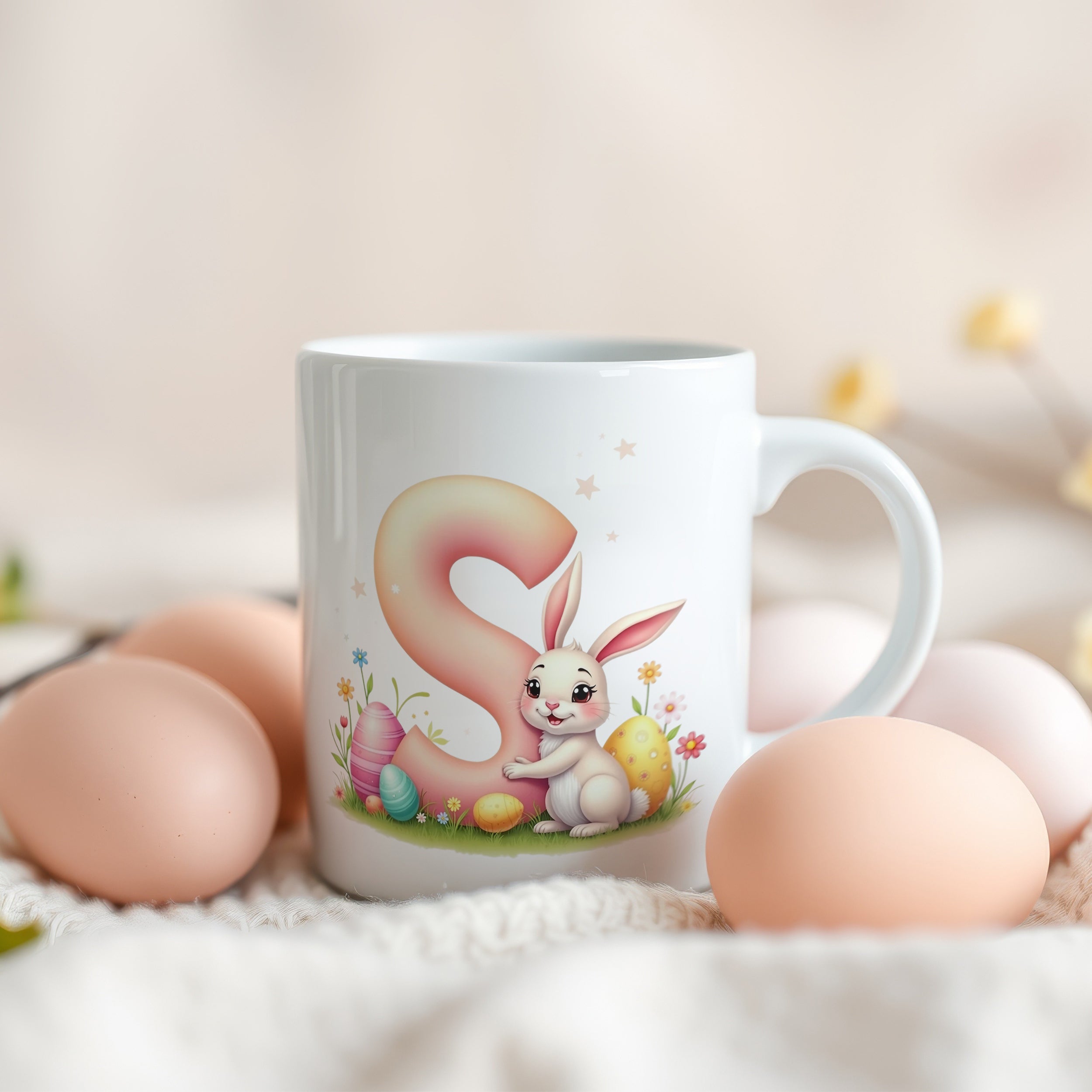 Weiße Tasse mit buntem Osterhasen und Buchstabe S.