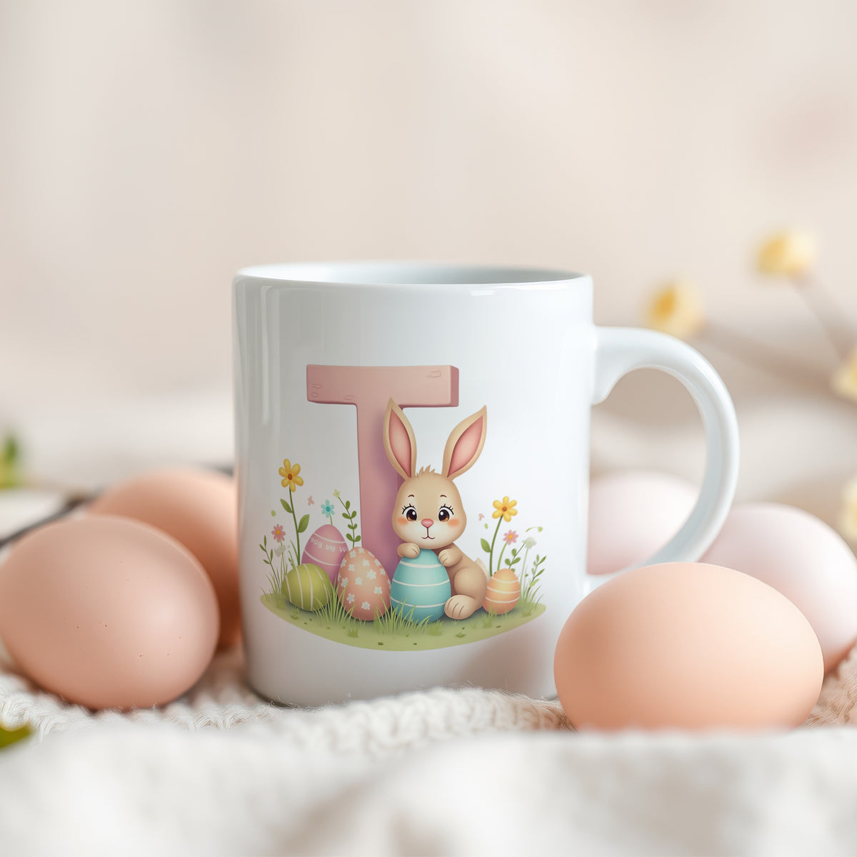 Weißer Becher mit buntem Hasen und Ostereiern.