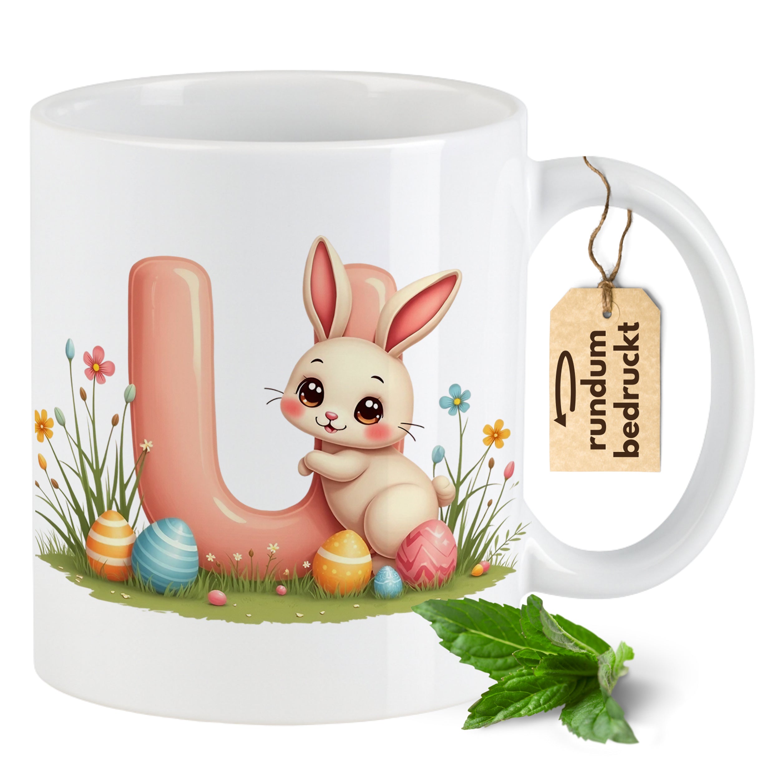 Tasse mit niedlichem Hasen und bunten Ostereiern.